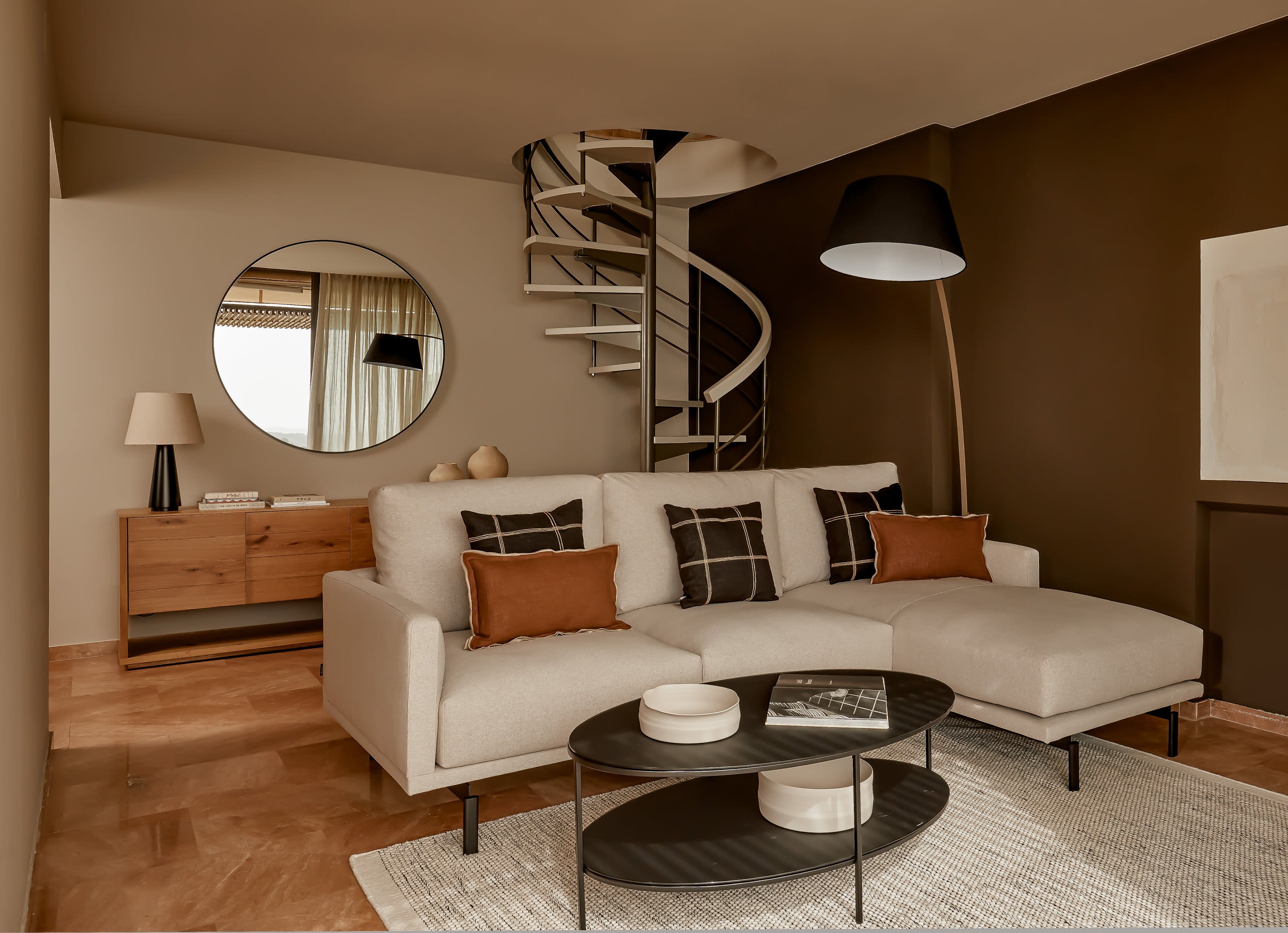 Entspannen Sie stilvoll auf dem Galene 3-Sitzer Sofa in Beige mit rechter Chaiselongue. Nachhaltige Materialien und elegantes Design vereinen Komfort und Umweltbewusstsein.
