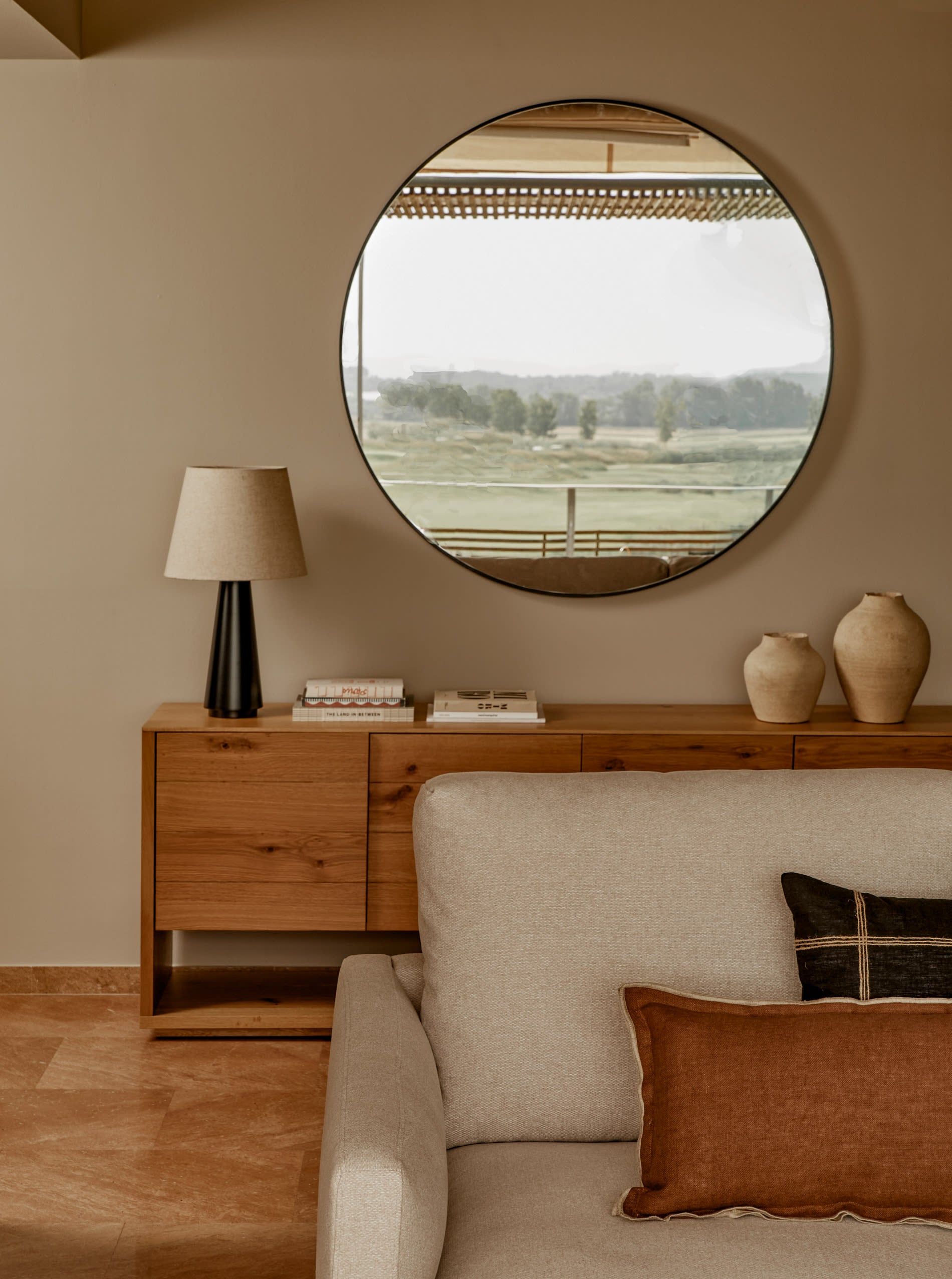 Genießen Sie Komfort und Stil mit dem Galene 3-Sitzer Sofa in Beige. Die rechte Chaiselongue und nachhaltige Materialien machen es zum perfekten Möbelstück.