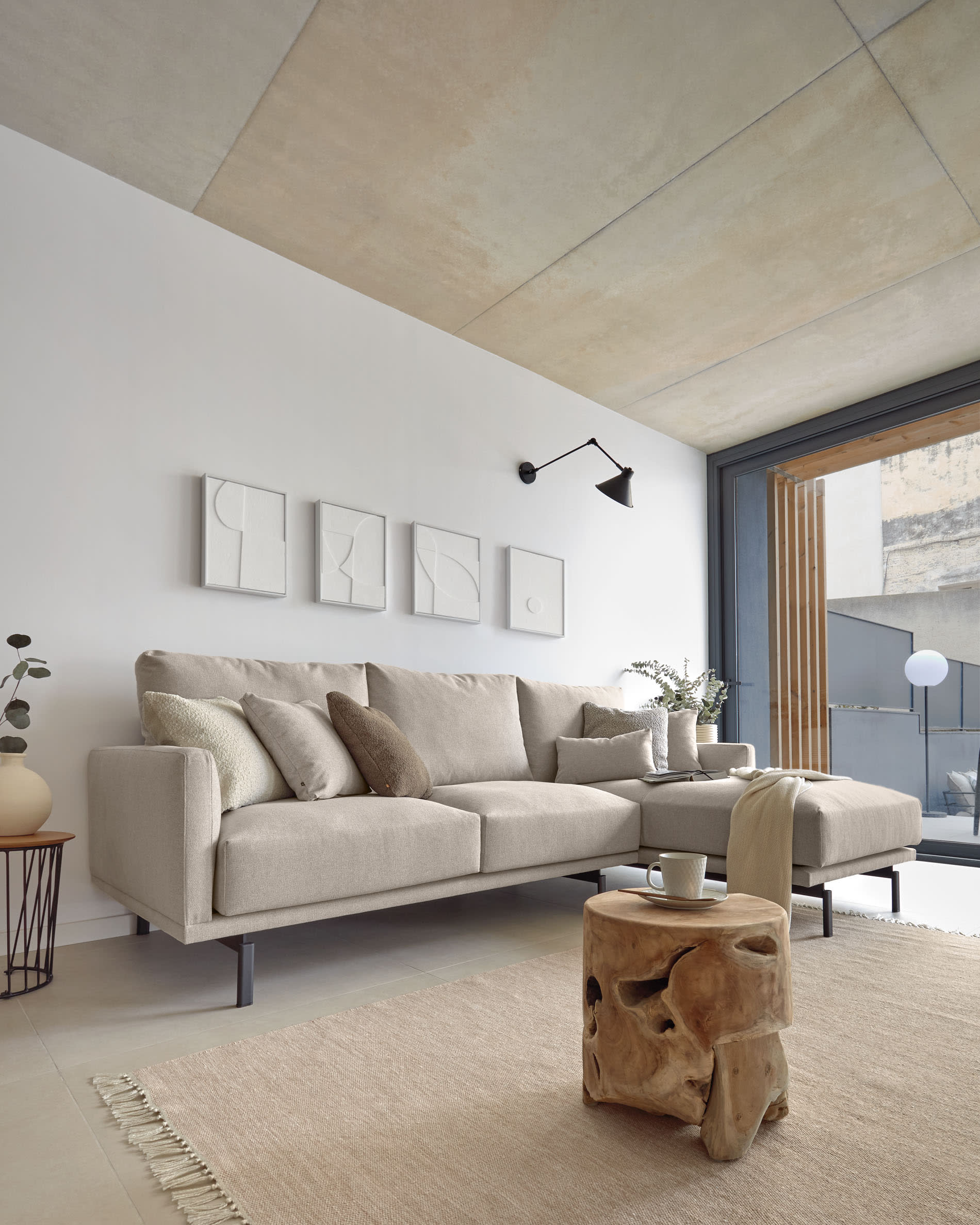 Erleben Sie das stilvolle Galene 3-Sitzer Sofa in Beige mit rechter Chaiselongue. Perfekt für modernes Wohnen, nachhaltig und komfortabel.