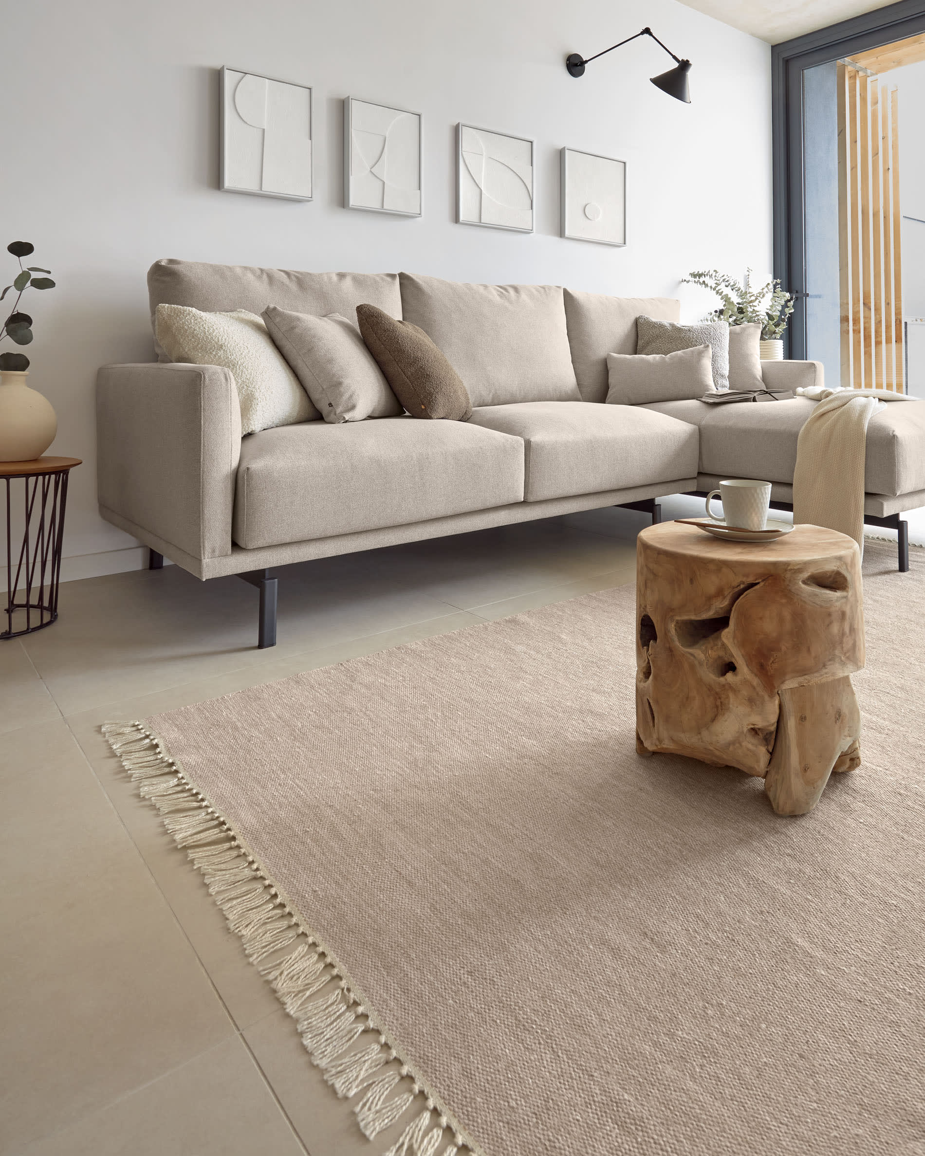 Entdecken Sie das elegante Galene 3-Sitzer Sofa in Beige mit rechter Chaiselongue. Ideal für stilvolle, nachhaltige Wohnräume.