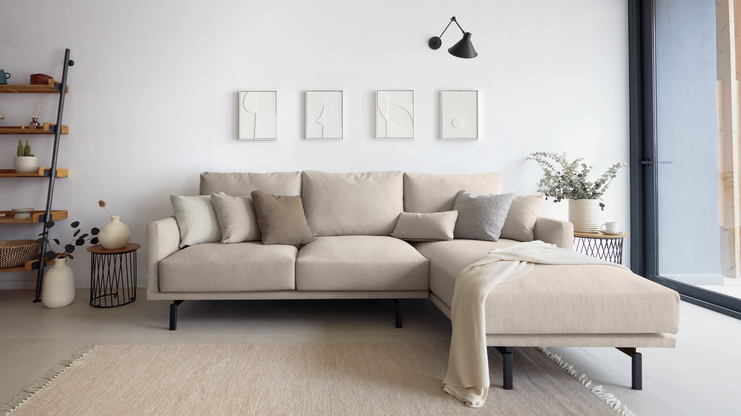 Entspannen Sie stilvoll auf dem Galene 3-Sitzer Sofa in Beige mit rechter Chaiselongue. Nachhaltig, komfortabel und ideal für jedes Wohnzimmer.