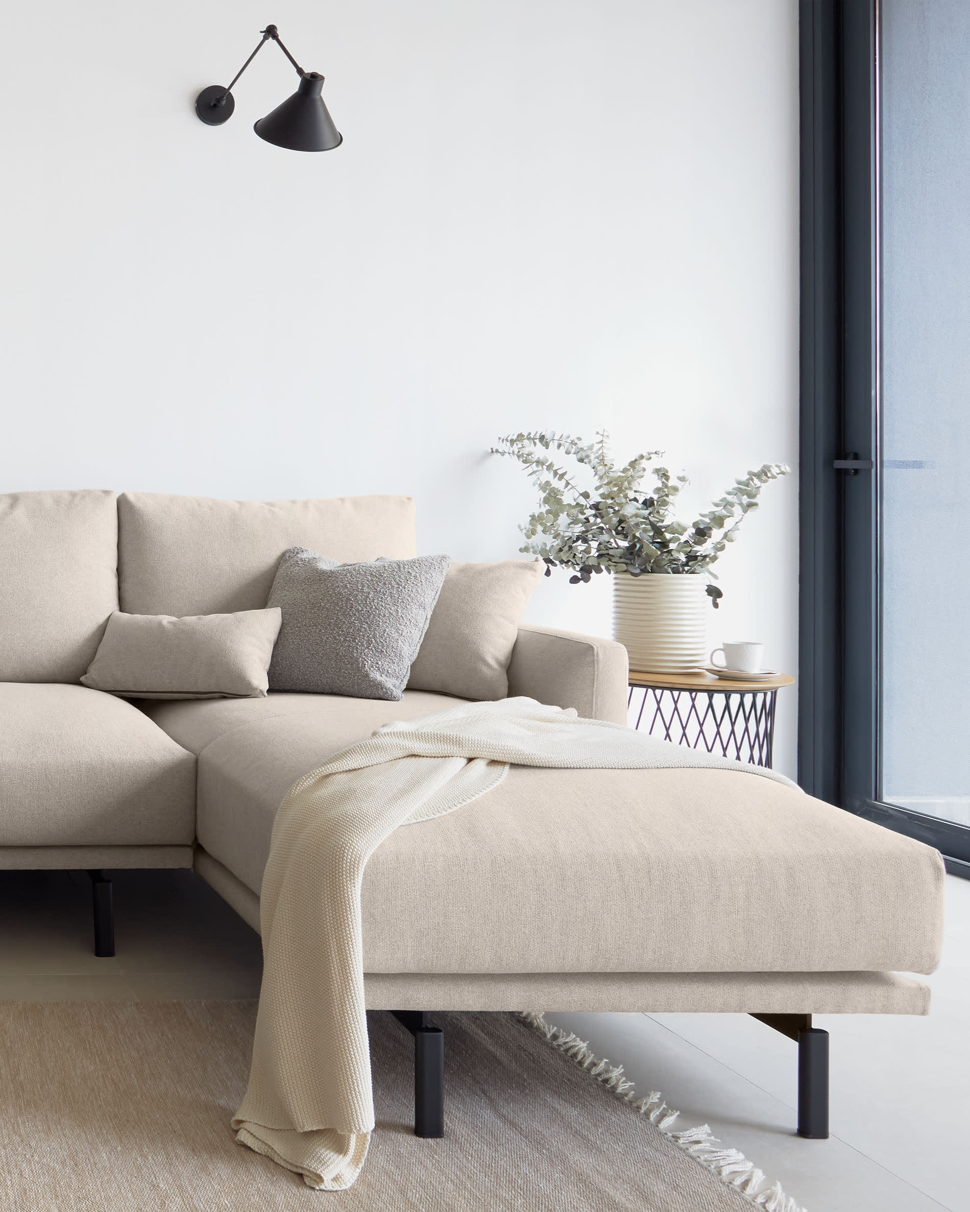 Entspannen Sie stilvoll auf dem Galene 3-Sitzer Sofa in Beige mit rechter Chaiselongue. Nachhaltige Materialien und elegantes Design vereinen Komfort und Umweltbewusstsein.