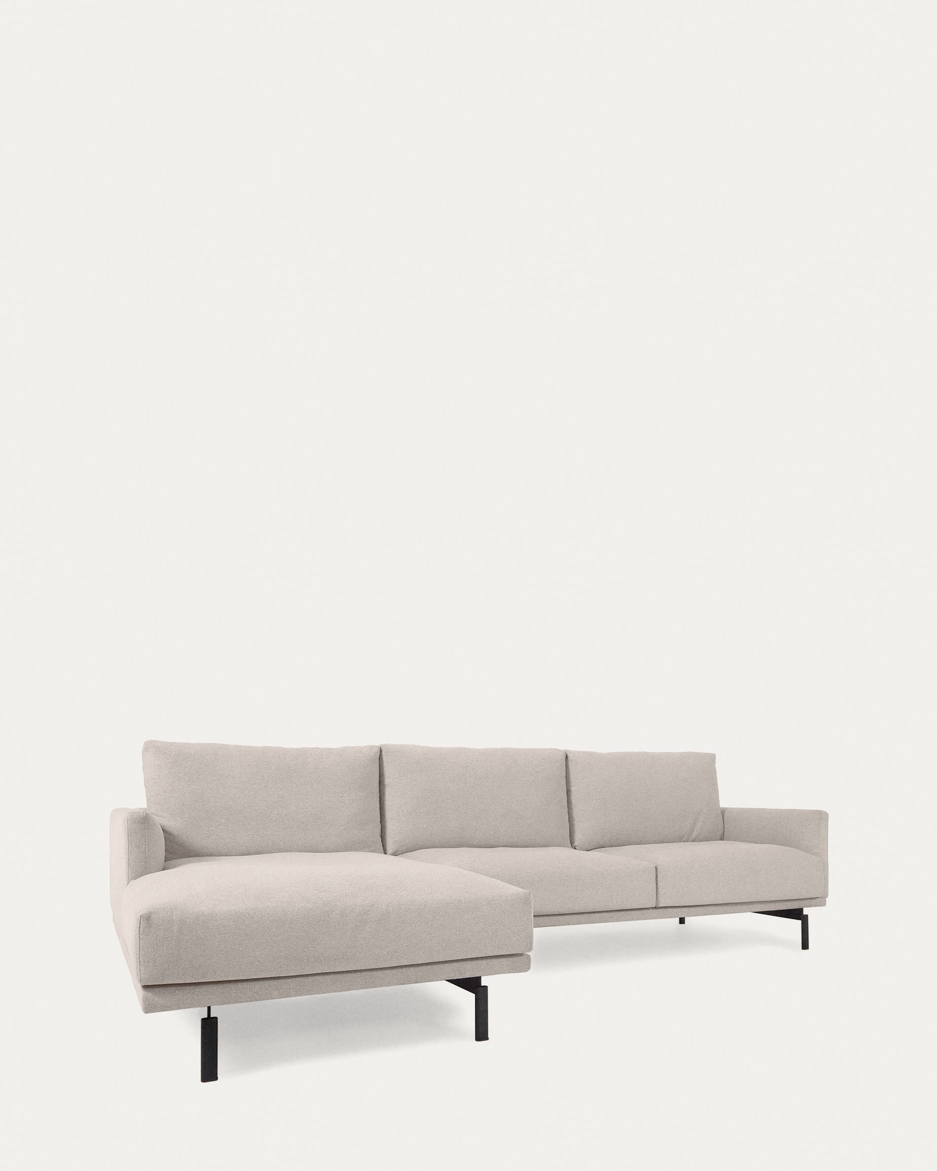 Erleben Sie das Galene 3-Sitzer Sofa in stilvollem Beige mit linksseitiger Chaiselongue – ideal für modernes Wohnen und umweltbewusste Käufer.