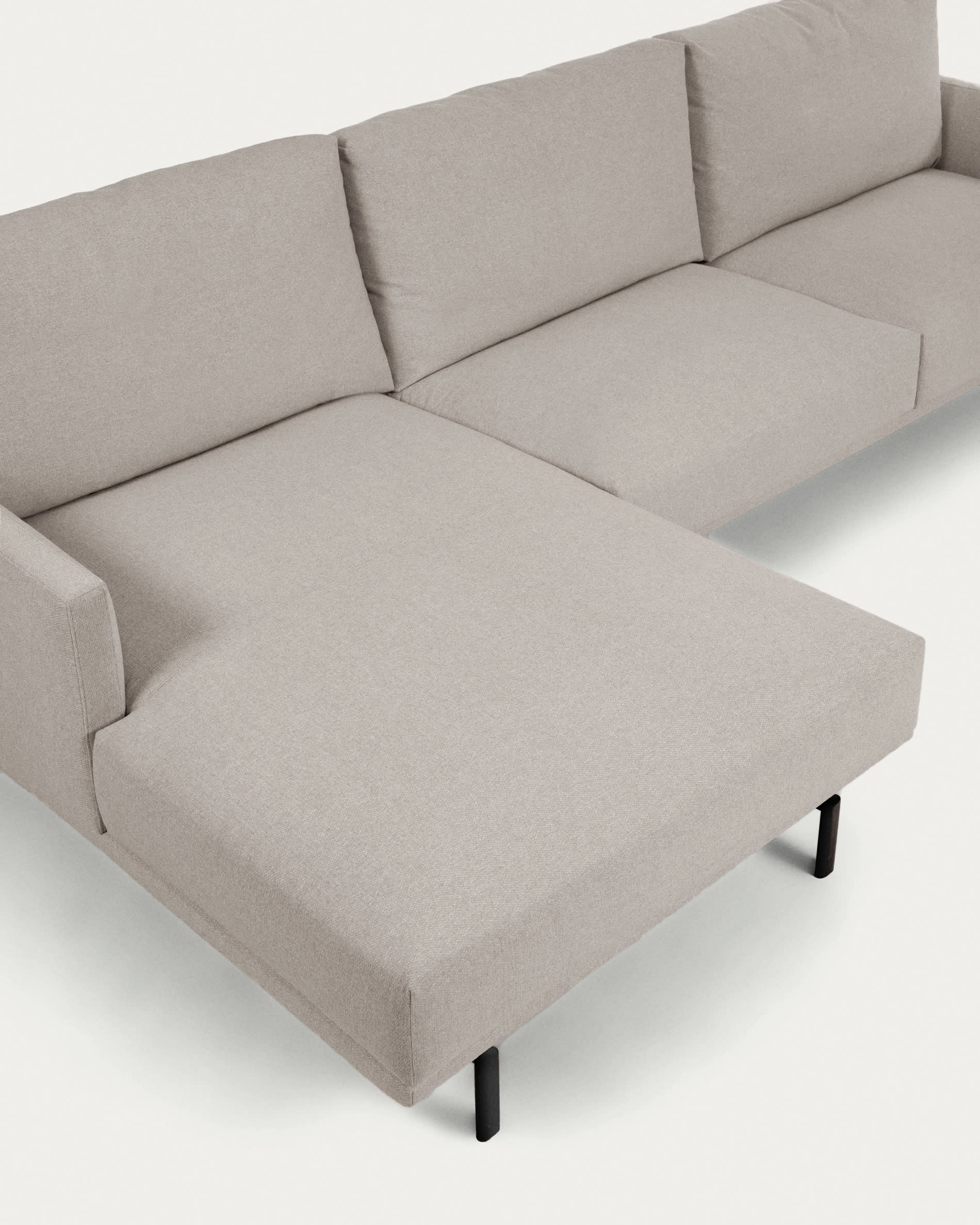 Erleben Sie das Galene 3-Sitzer Sofa in stilvollem Beige mit linksseitiger Chaiselongue – ideal für modernes Wohnen und nachhaltigen Komfort.