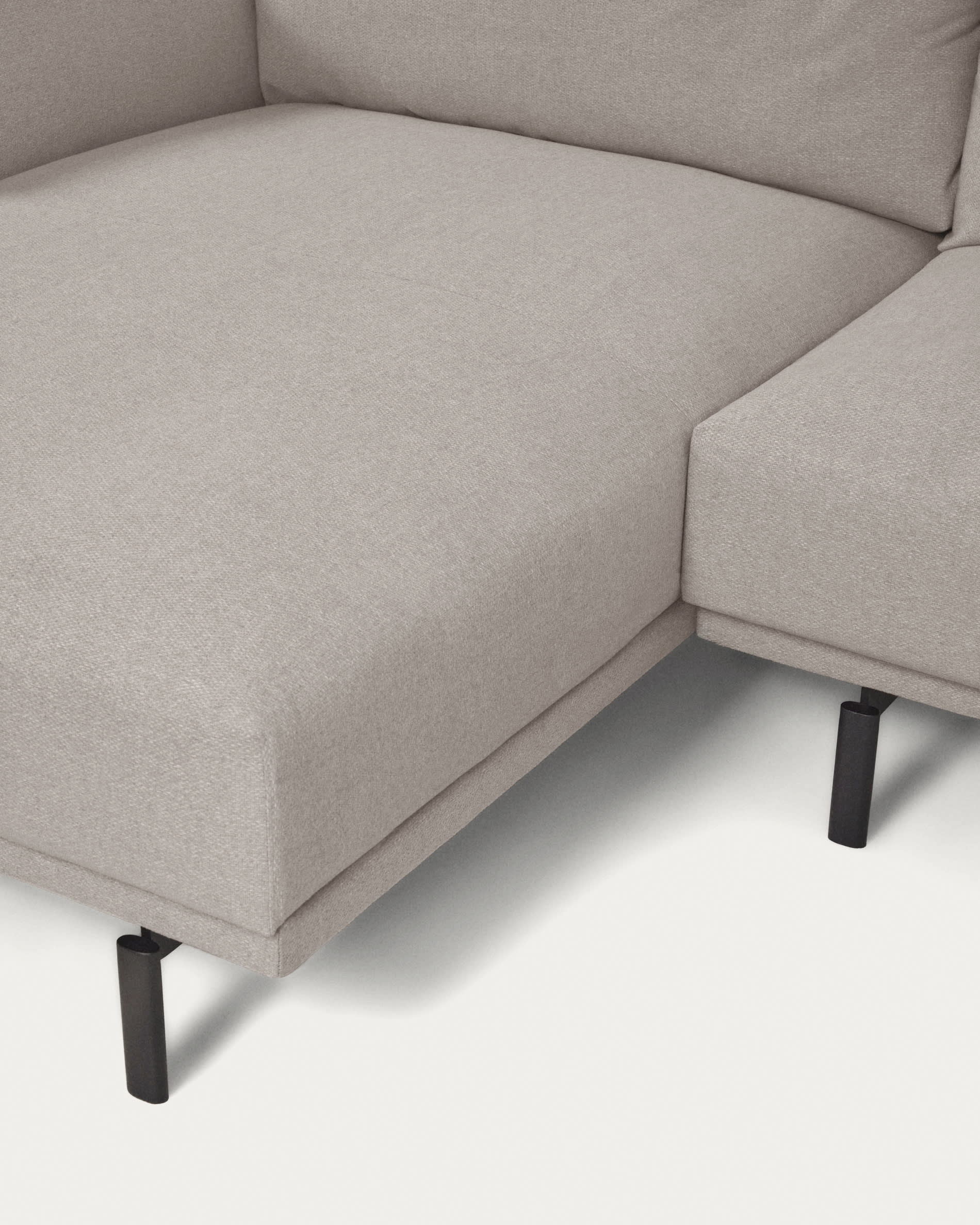 Entdecken Sie das Galene 3-Sitzer Sofa in elegantem Beige mit Chaiselongue links – der perfekte Mix aus Stil, Komfort und Nachhaltigkeit für Ihr Zuhause.