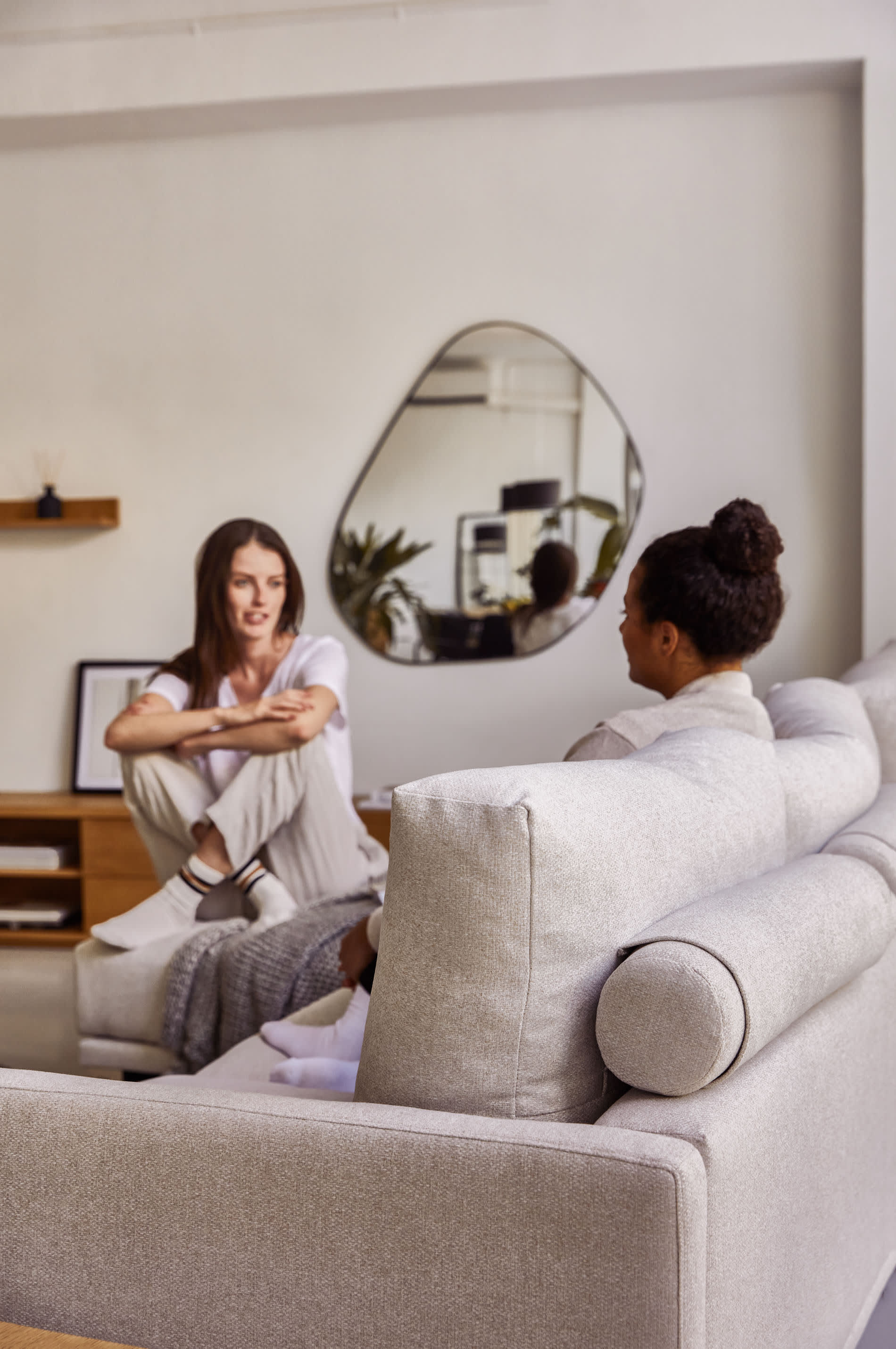 Erleben Sie das Galene 3-Sitzer Sofa in stilvollem Beige mit linksseitiger Chaiselongue – ideal für modernes Wohnen und umweltbewusste Käufer.