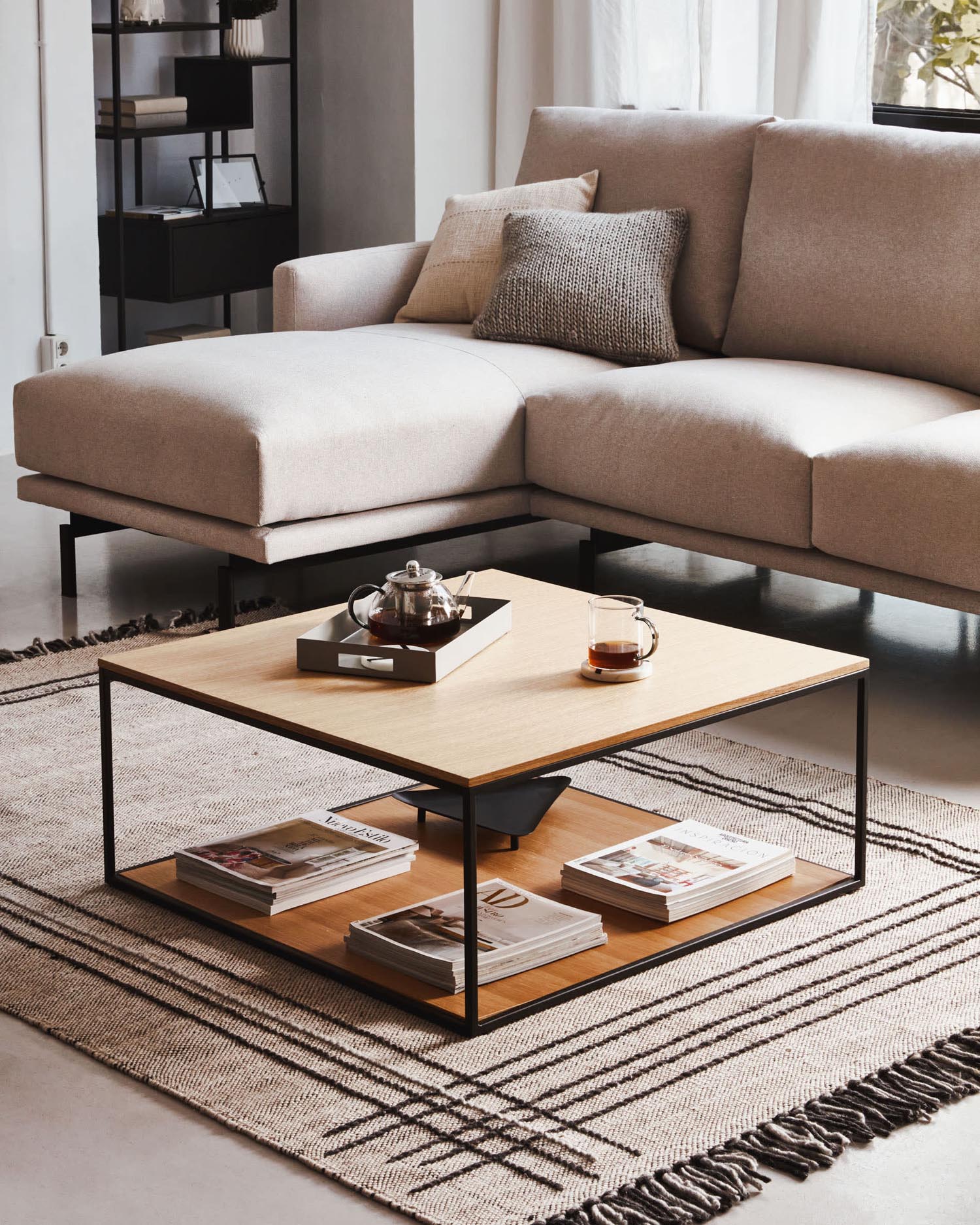 Entdecken Sie das Galene 3-Sitzer Sofa in elegantem Beige mit Chaiselongue links – der perfekte Mix aus Stil, Komfort und Nachhaltigkeit für Ihr Zuhause.