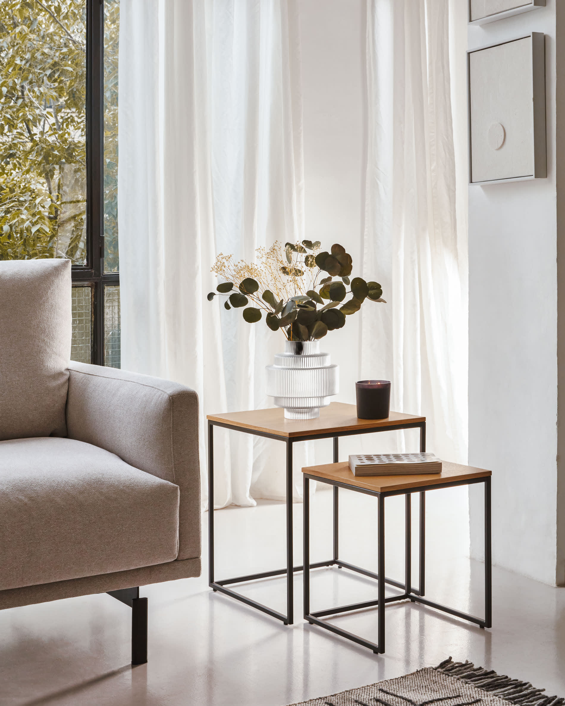 Erleben Sie das Galene 3-Sitzer Sofa in stilvollem Beige mit linksseitiger Chaiselongue – ideal für modernes Wohnen und umweltbewusste Käufer.