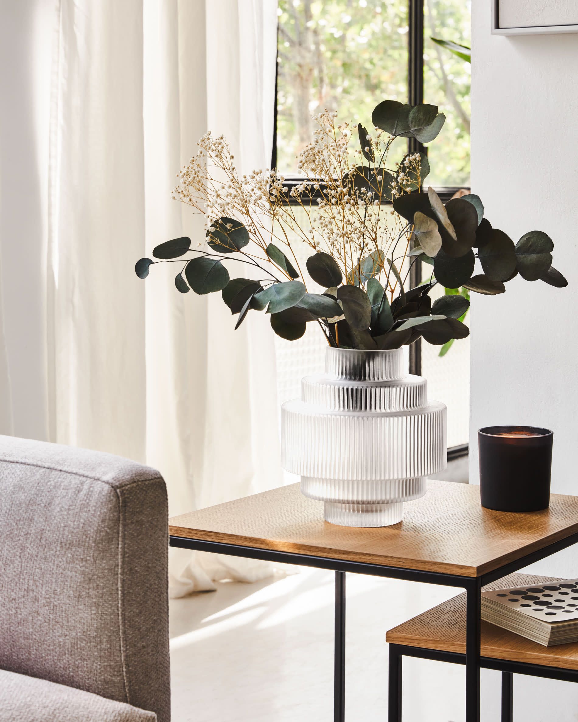 Entdecken Sie das Galene 3-Sitzer Sofa in elegantem Beige mit Chaiselongue links – der perfekte Mix aus Komfort, Stil und Nachhaltigkeit für Ihr Zuhause.