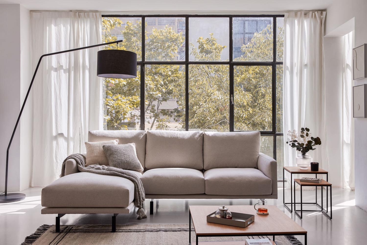 Erleben Sie das Galene 3-Sitzer Sofa in stilvollem Beige mit linksseitiger Chaiselongue – ideal für modernes Wohnen und umweltbewusste Käufer.