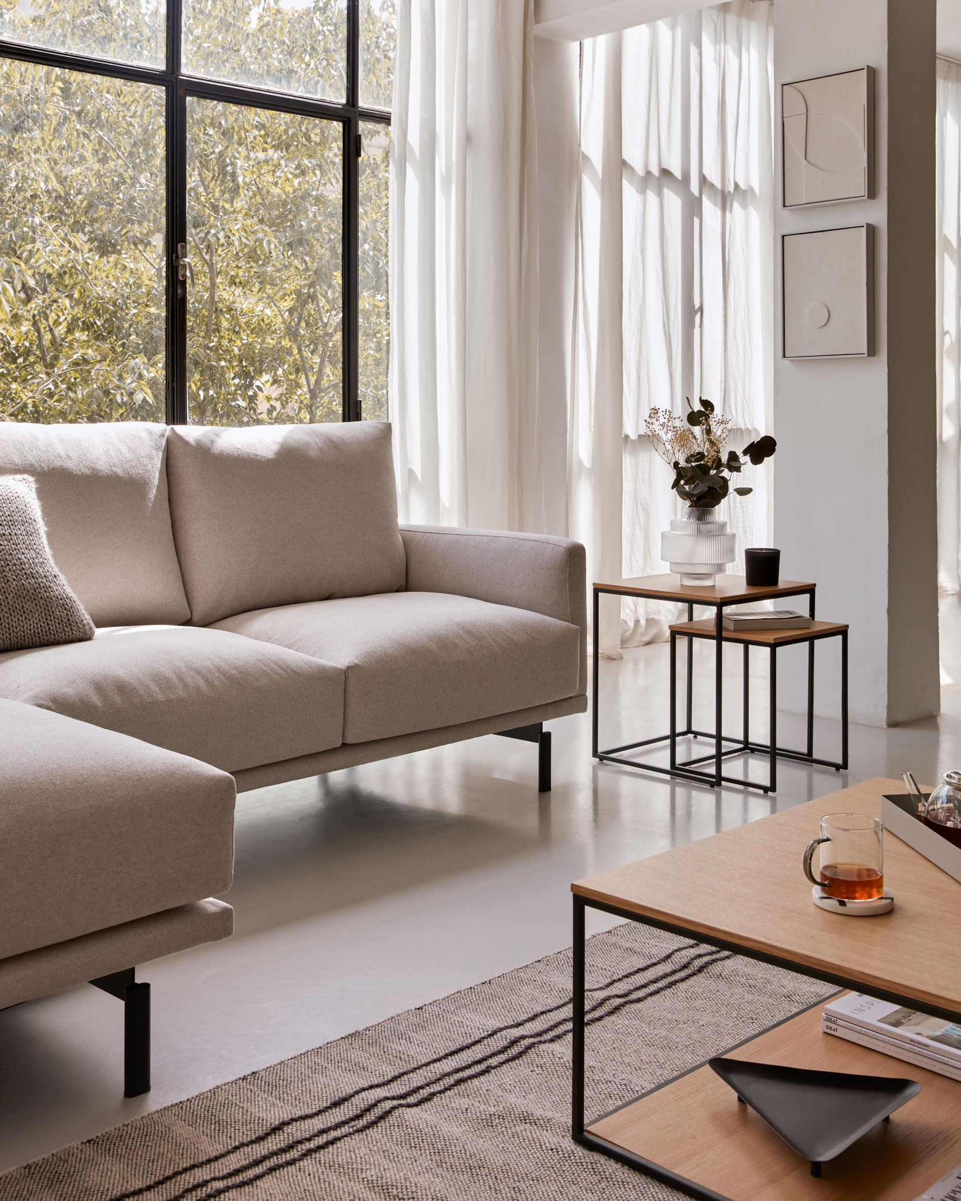 Erleben Sie das Galene 3-Sitzer Sofa in stilvollem Beige mit linksseitiger Chaiselongue – ideal für modernes Wohnen und nachhaltigen Komfort.