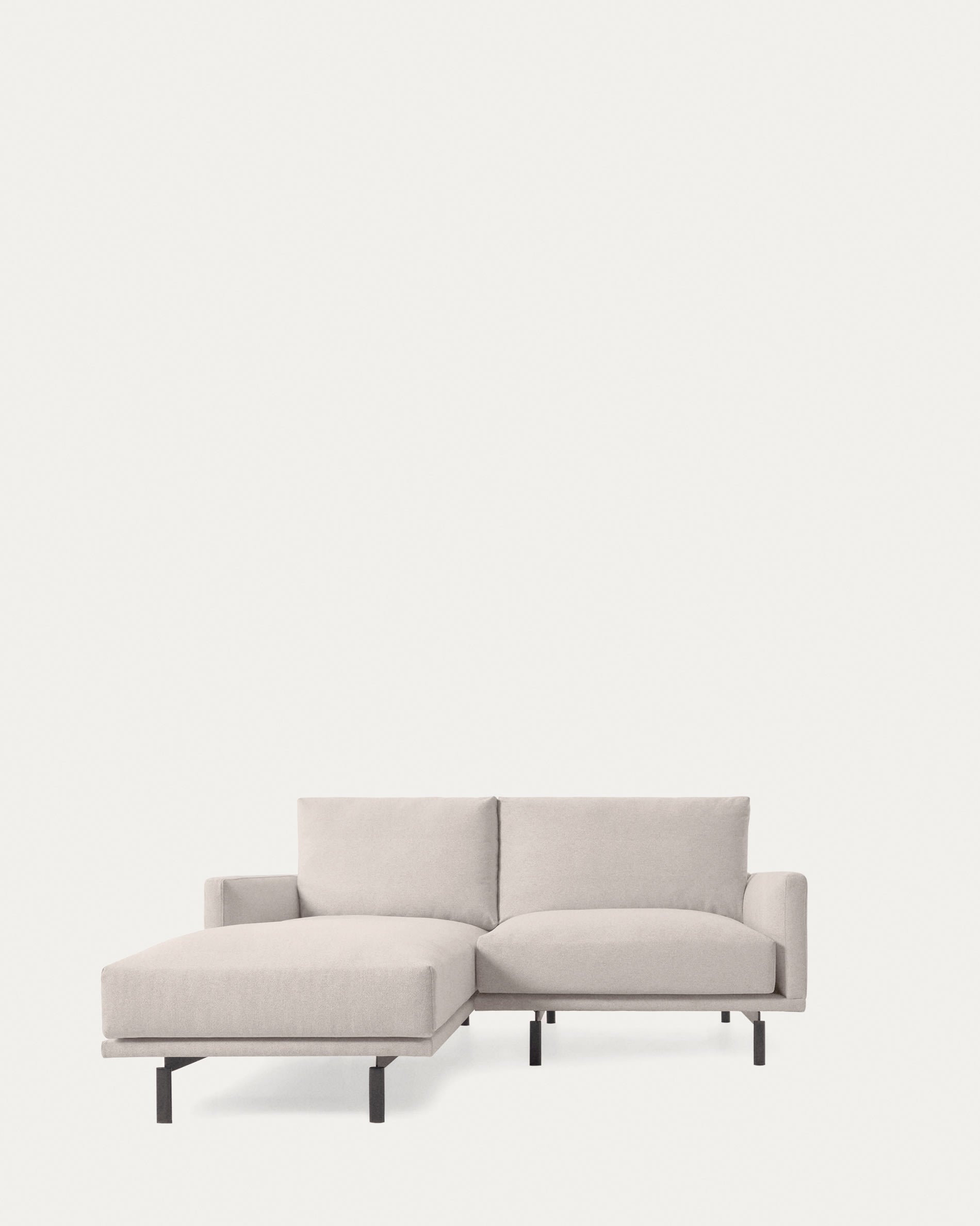 Entdecke das Galene 3-Sitzer Sofa in Beige mit Chaiselongue links. Komfort, Stil und Nachhaltigkeit vereint in einem eleganten Design.