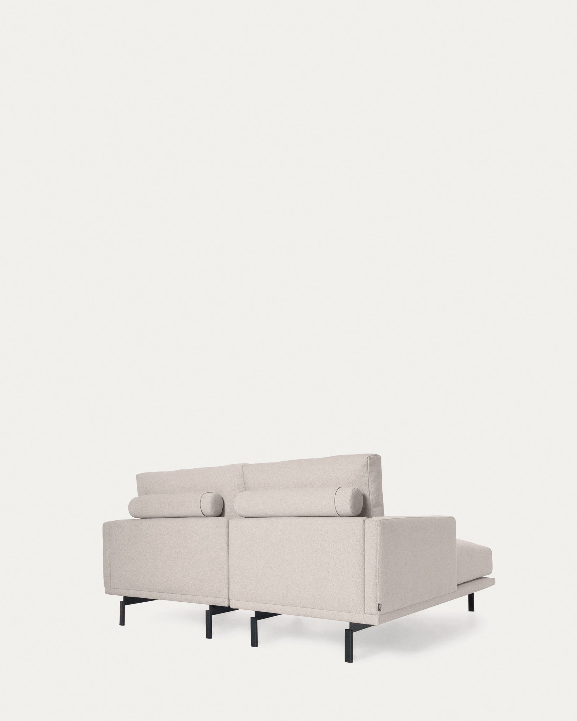 Entdecke das elegante Galene 3-Sitzer Sofa in Beige mit Chaiselongue links. Perfekt für dein modernes Wohnzimmer, vereint es Komfort und Nachhaltigkeit.