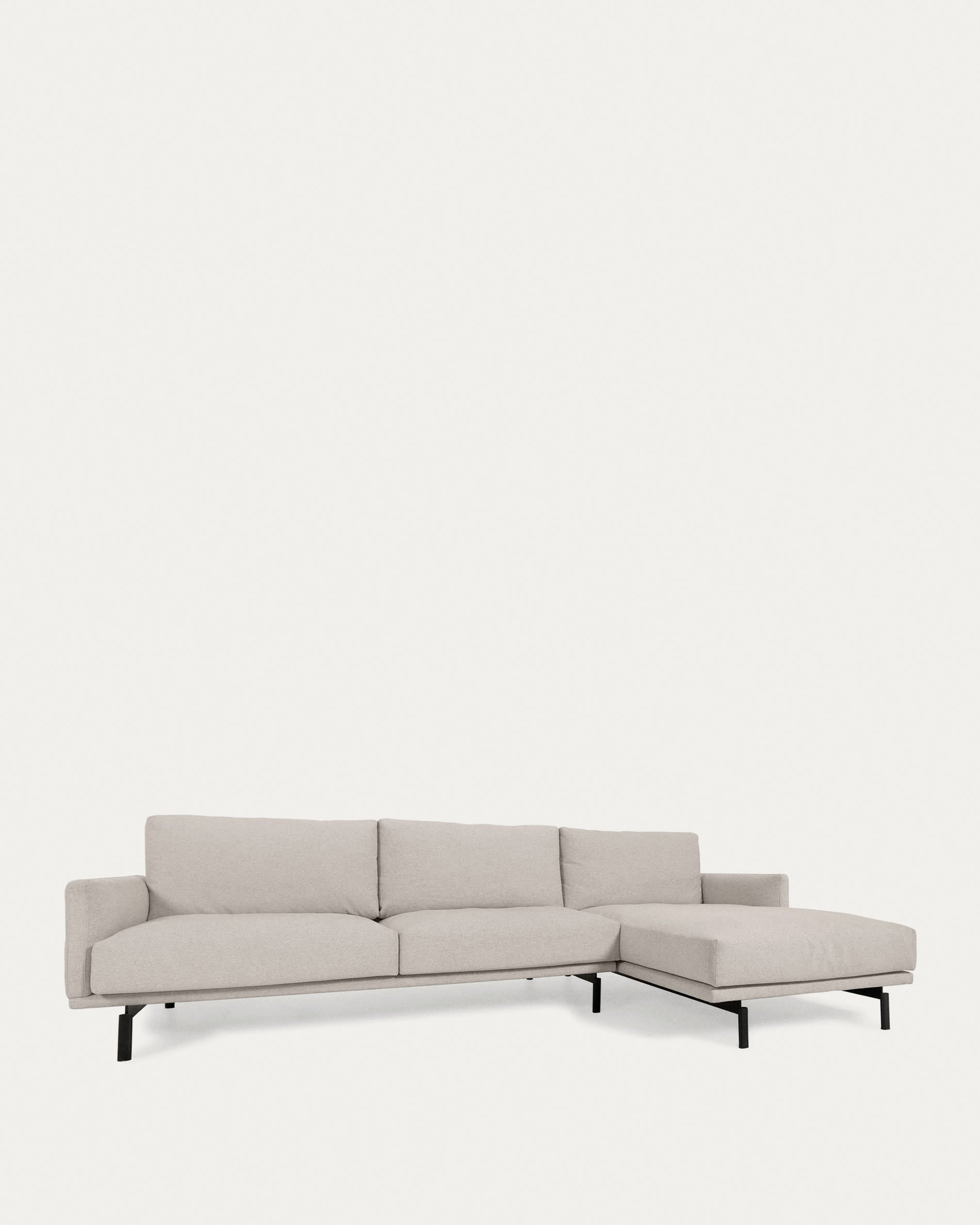 Entdecken Sie das stilvolle Galene 4-Sitzer Sofa in Beige mit rechter Chaiselongue. Perfekt für Komfort und nachhaltigen Luxus in Ihrem Wohnzimmer.