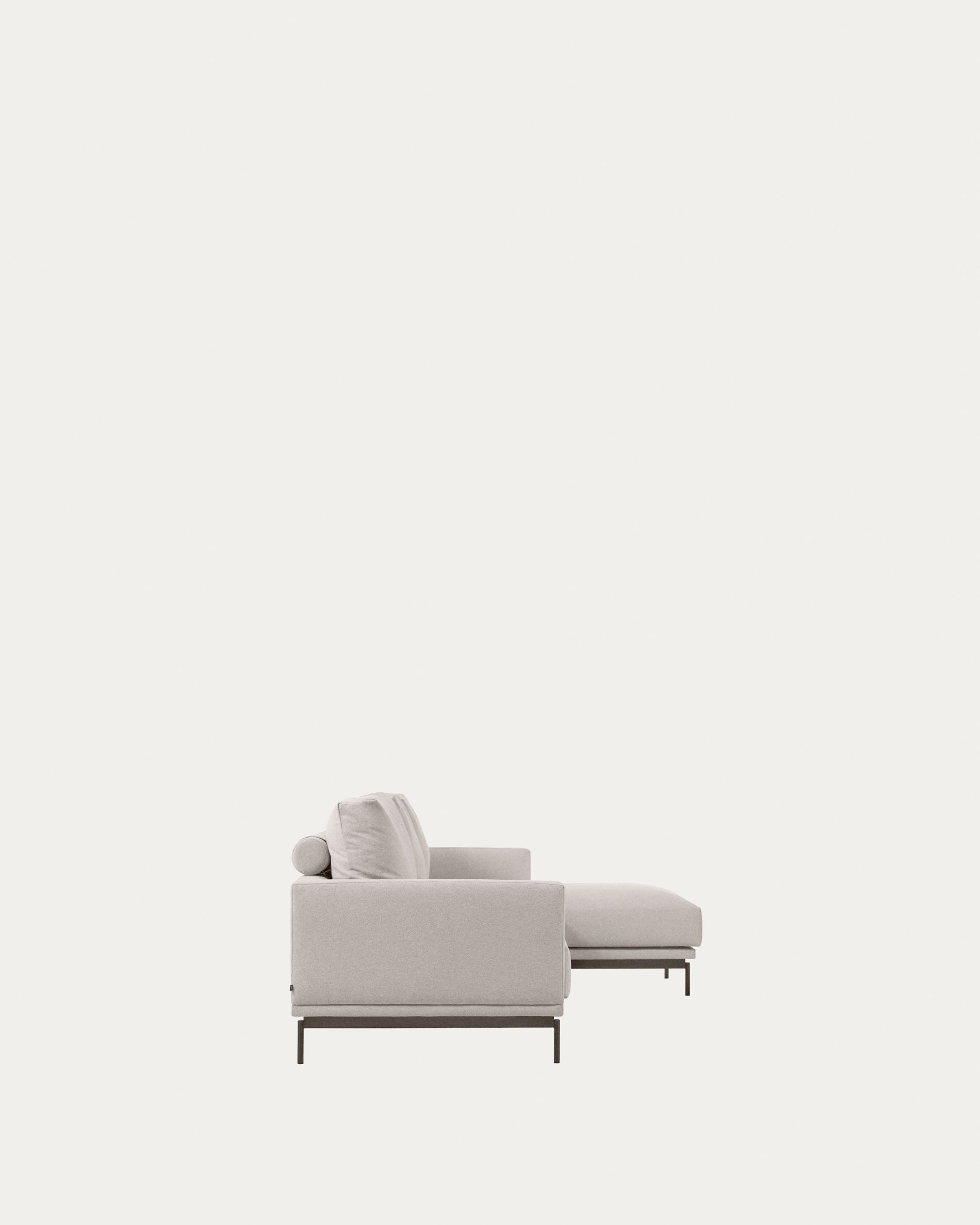 Genießen Sie das elegante Galene 4-Sitzer Sofa in Beige mit rechter Chaiselongue. Ideal für entspannte Stunden und umweltbewusste Einrichtung.