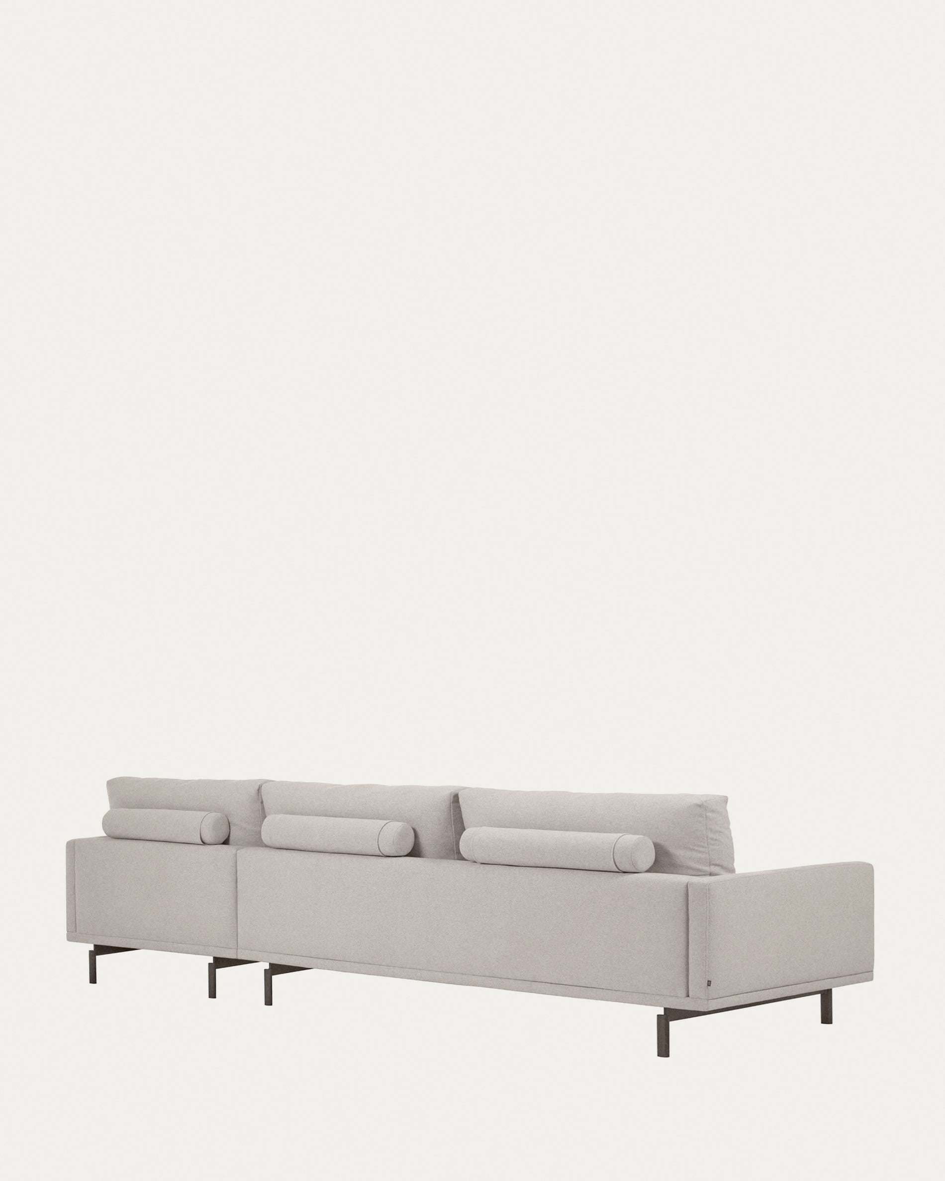 Entspannen Sie stilvoll auf dem Galene 4-Sitzer Sofa in Beige mit rechter Chaiselongue. Nachhaltig, komfortabel und perfekt für jedes Wohnzimmer.