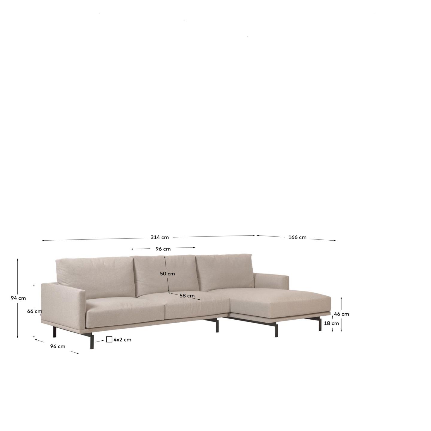 Genießen Sie Komfort und Stil mit dem Galene 4-Sitzer Sofa in Beige. Die rechte Chaiselongue und nachhaltige Materialien machen es zum perfekten Möbelstück.