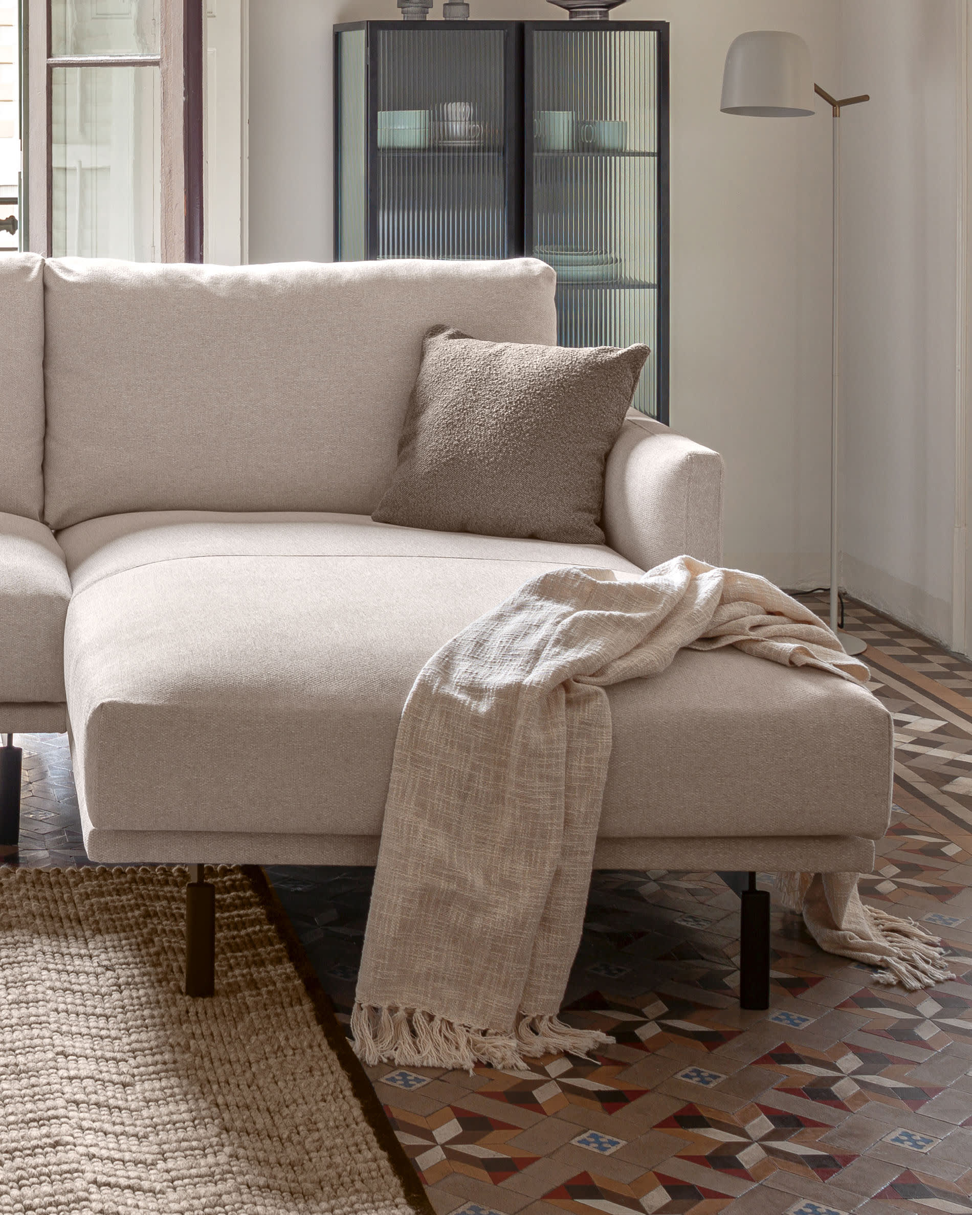 Entdecken Sie das stilvolle Galene 4-Sitzer Sofa in Beige mit rechter Chaiselongue. Komfortabel, nachhaltig und perfekt für Ihr modernes Wohnzimmer.