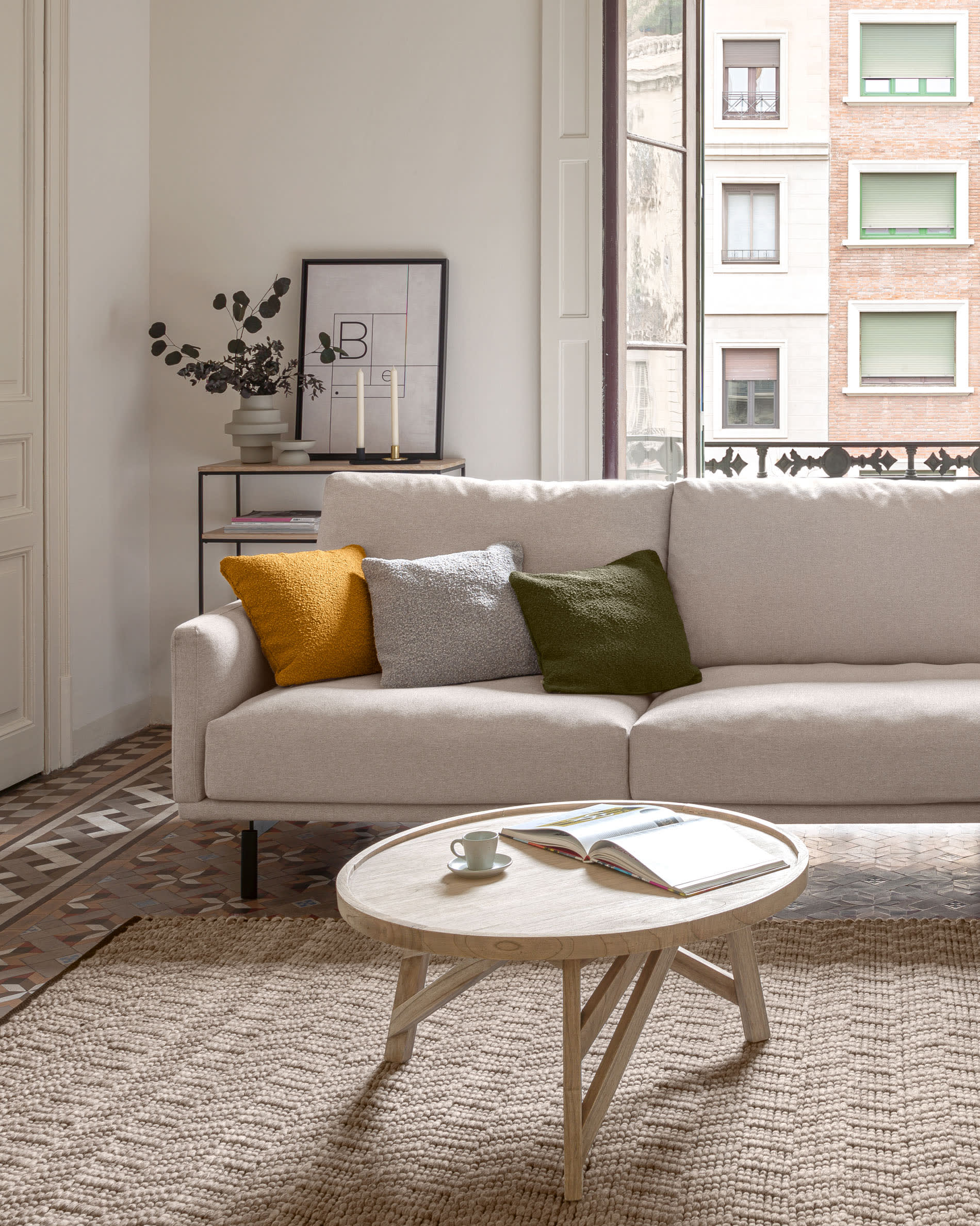 Genießen Sie das elegante Galene 4-Sitzer Sofa in Beige mit rechter Chaiselongue. Ideal für entspannte Stunden und umweltbewusst gefertigt.
