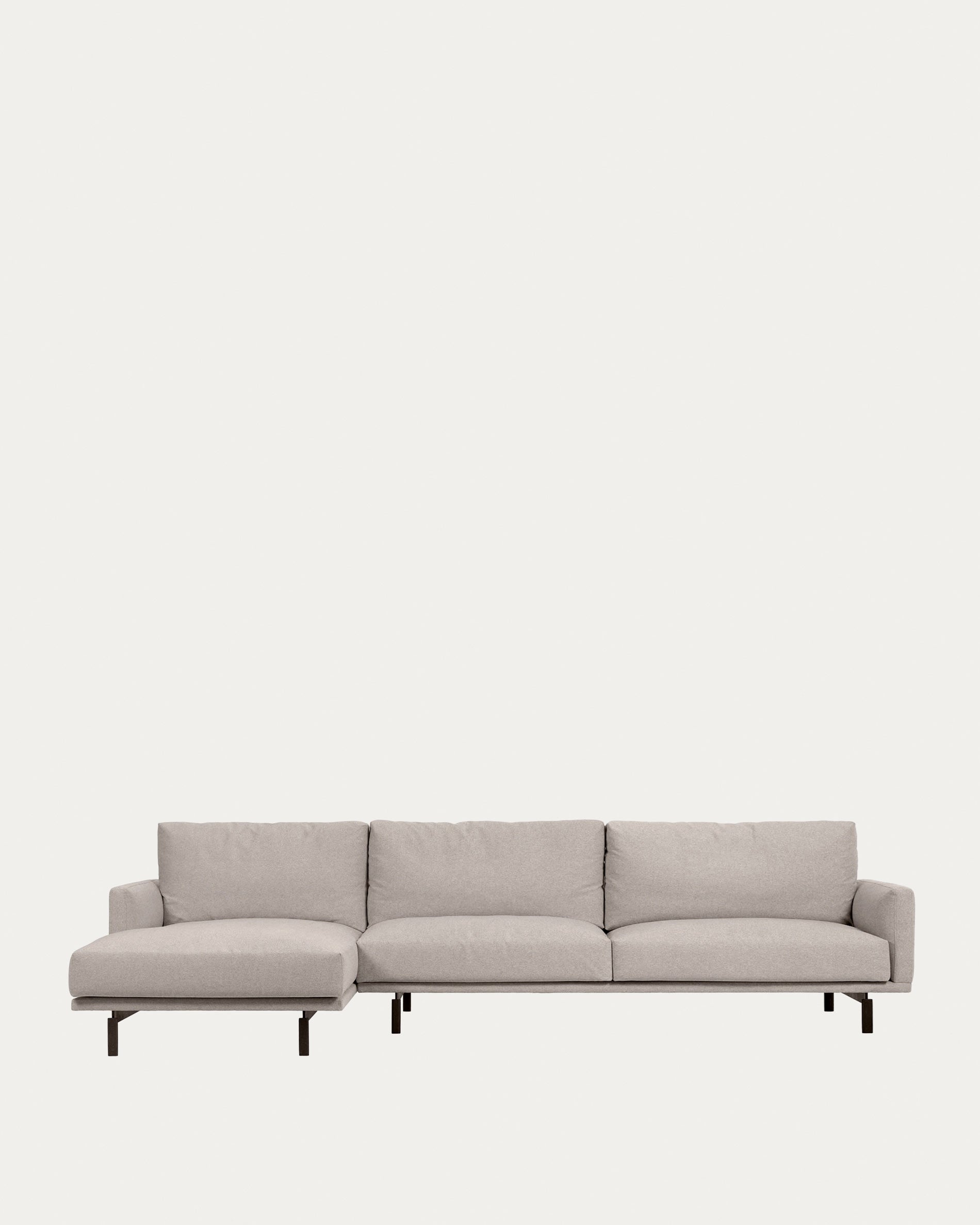 Entdecken Sie das elegante Galene 4-Sitzer Sofa in Beige mit Chaiselongue links. Nachhaltig, komfortabel und perfekt für Ihr Wohnzimmer.