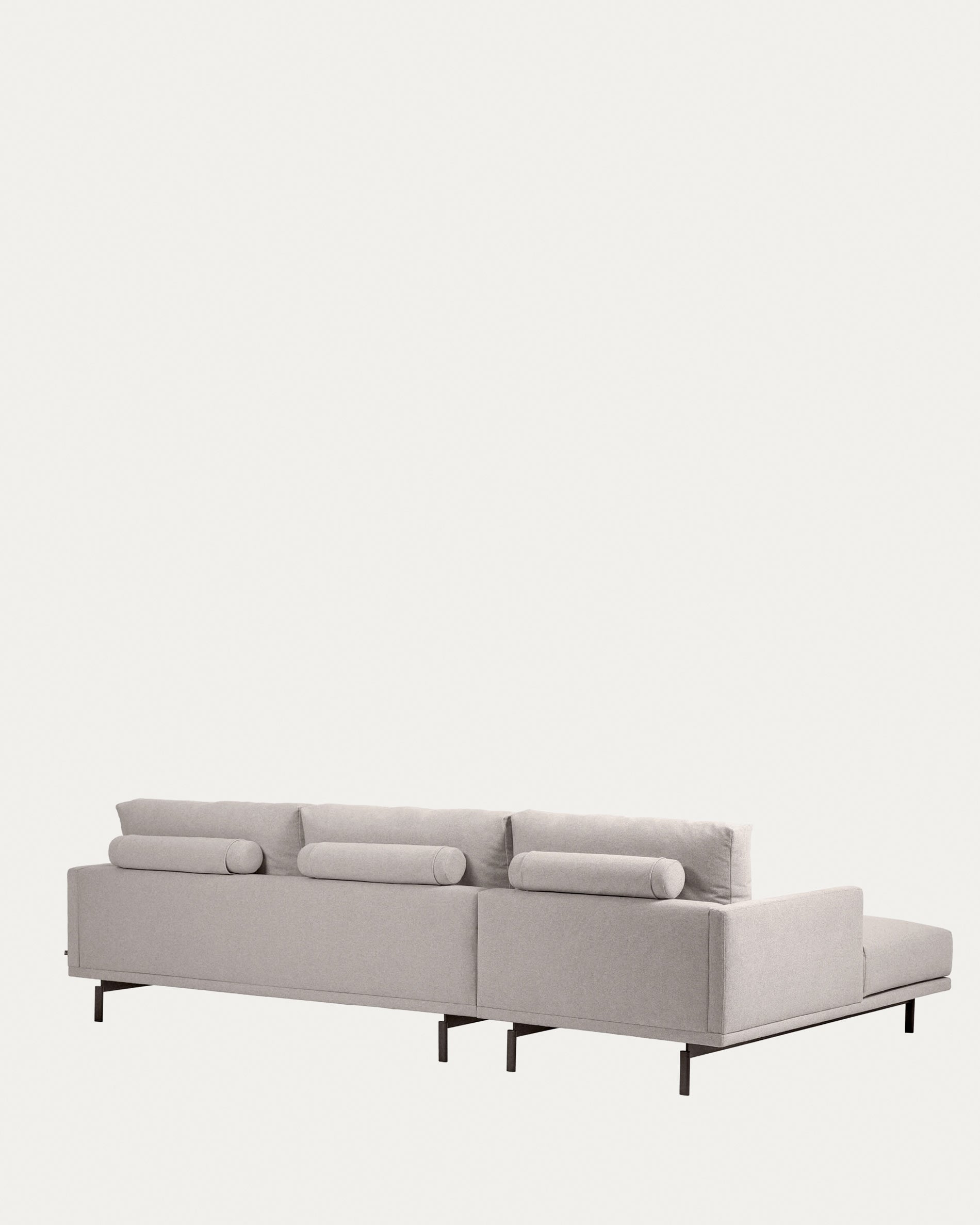Entdecken Sie das elegante Galene 4-Sitzer Sofa in Beige mit Chaiselongue links. Perfekt für stilvolle und nachhaltige Wohnräume.