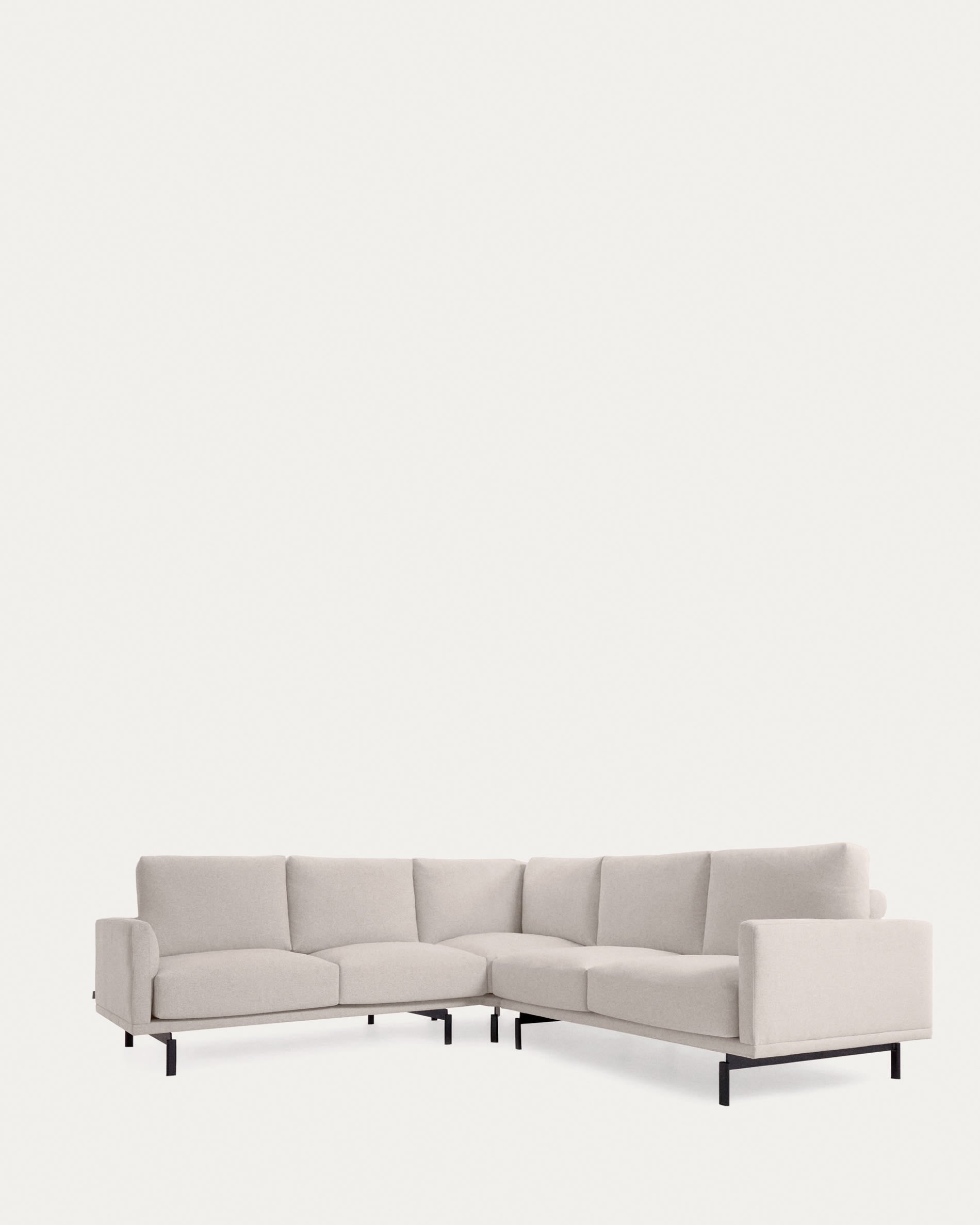 Entdecken Sie das elegante Galene 4-Sitzer Ecksofa in Beige von Kave Home. Komfortabel, nachhaltig und perfekt für Ihr modernes Wohnzimmer.