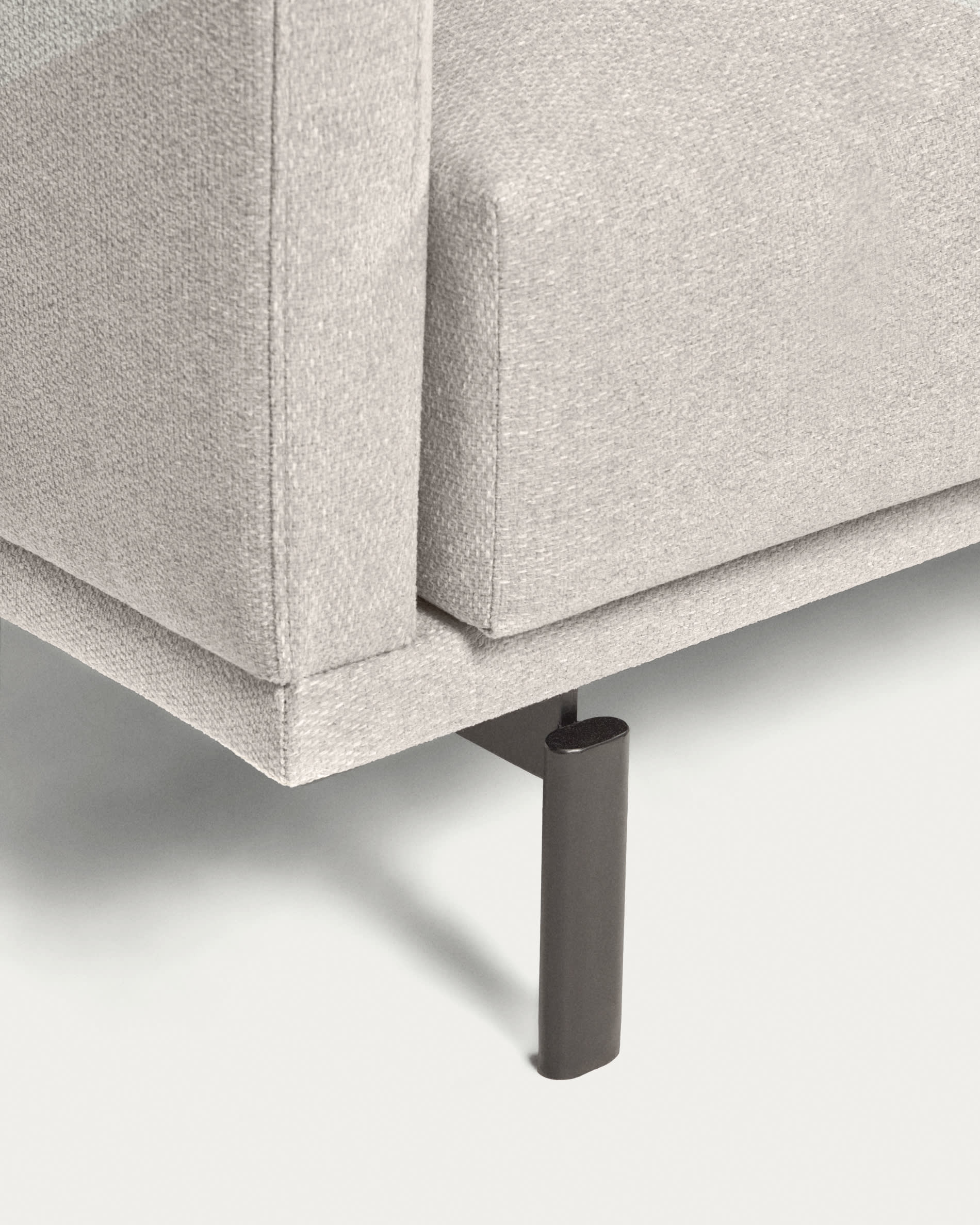 Erleben Sie das stilvolle Galene 4-Sitzer Ecksofa in Beige von Kave Home. Ideal für gesellige Abende und umweltbewusste Einrichtung.