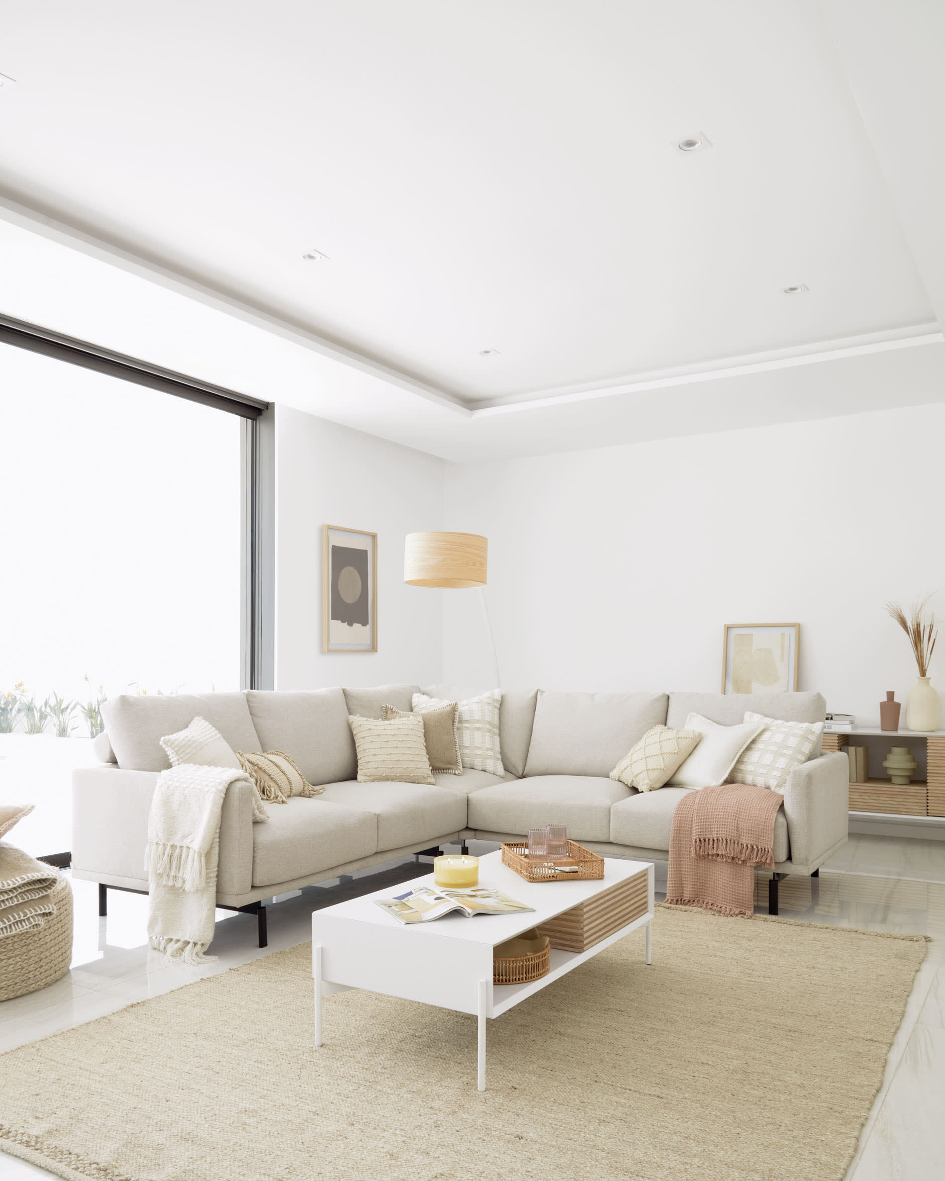 Erleben Sie das stilvolle Galene 4-Sitzer Ecksofa in Beige von Kave Home. Ideal für gesellige Abende und umweltbewusste Einrichtung.