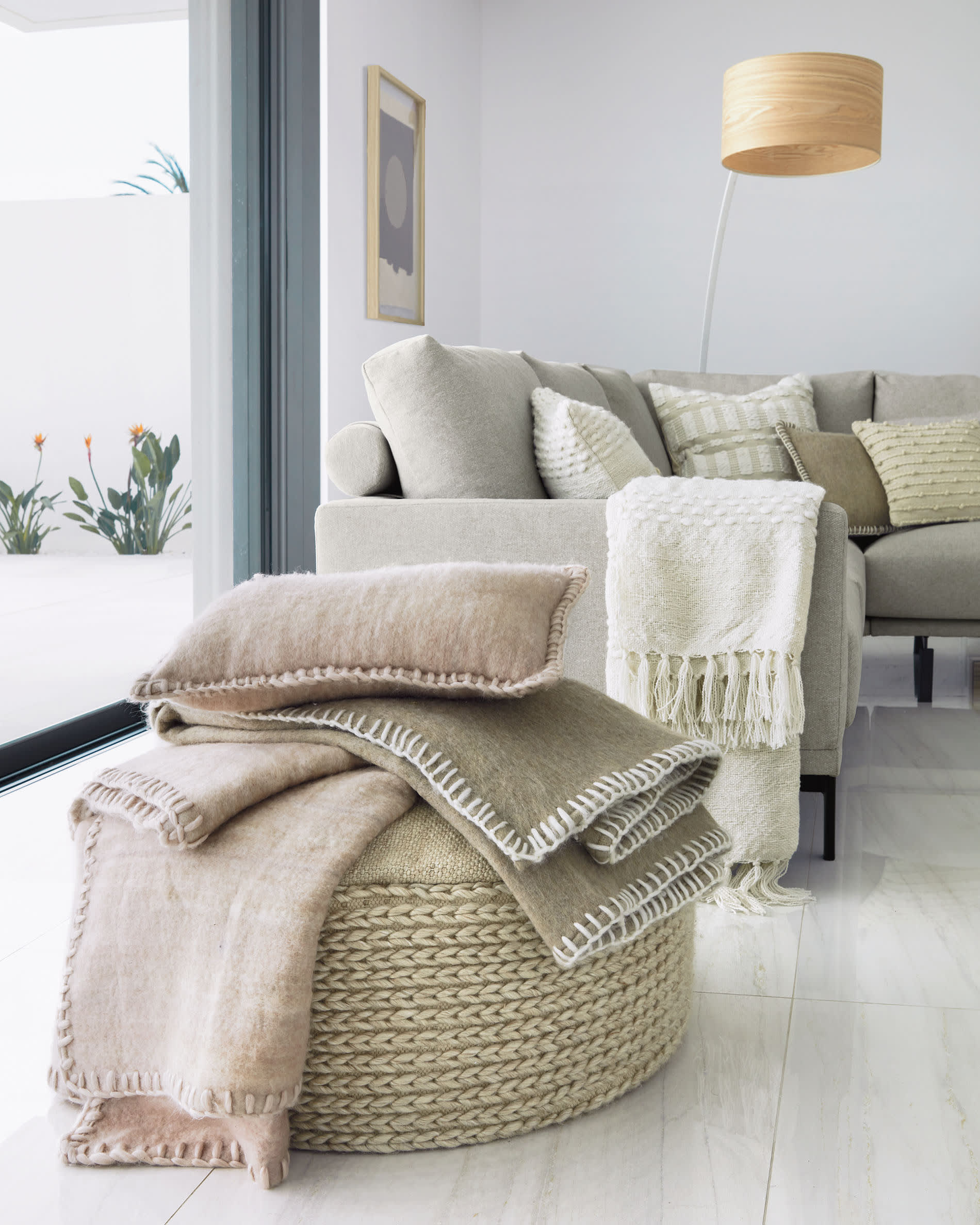 Erleben Sie das stilvolle Galene 4-Sitzer Ecksofa in Beige von Kave Home. Ideal für gesellige Abende und umweltbewusste Einrichtung.