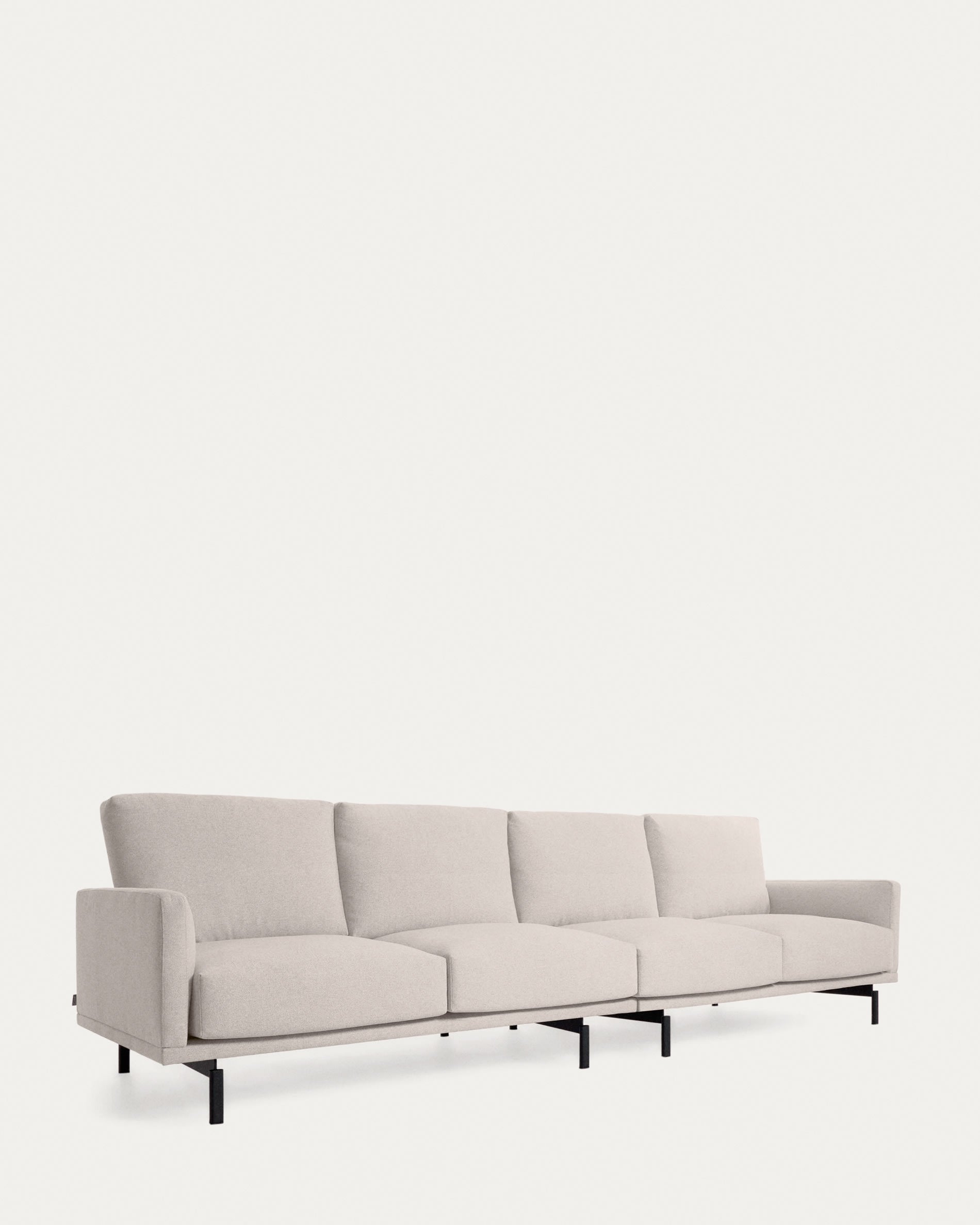 Erleben Sie das Galene 4-Sitzer Sofa in Beige von Kave Home – ein stilvolles, nachhaltiges Möbelstück, das Komfort und Eleganz vereint.