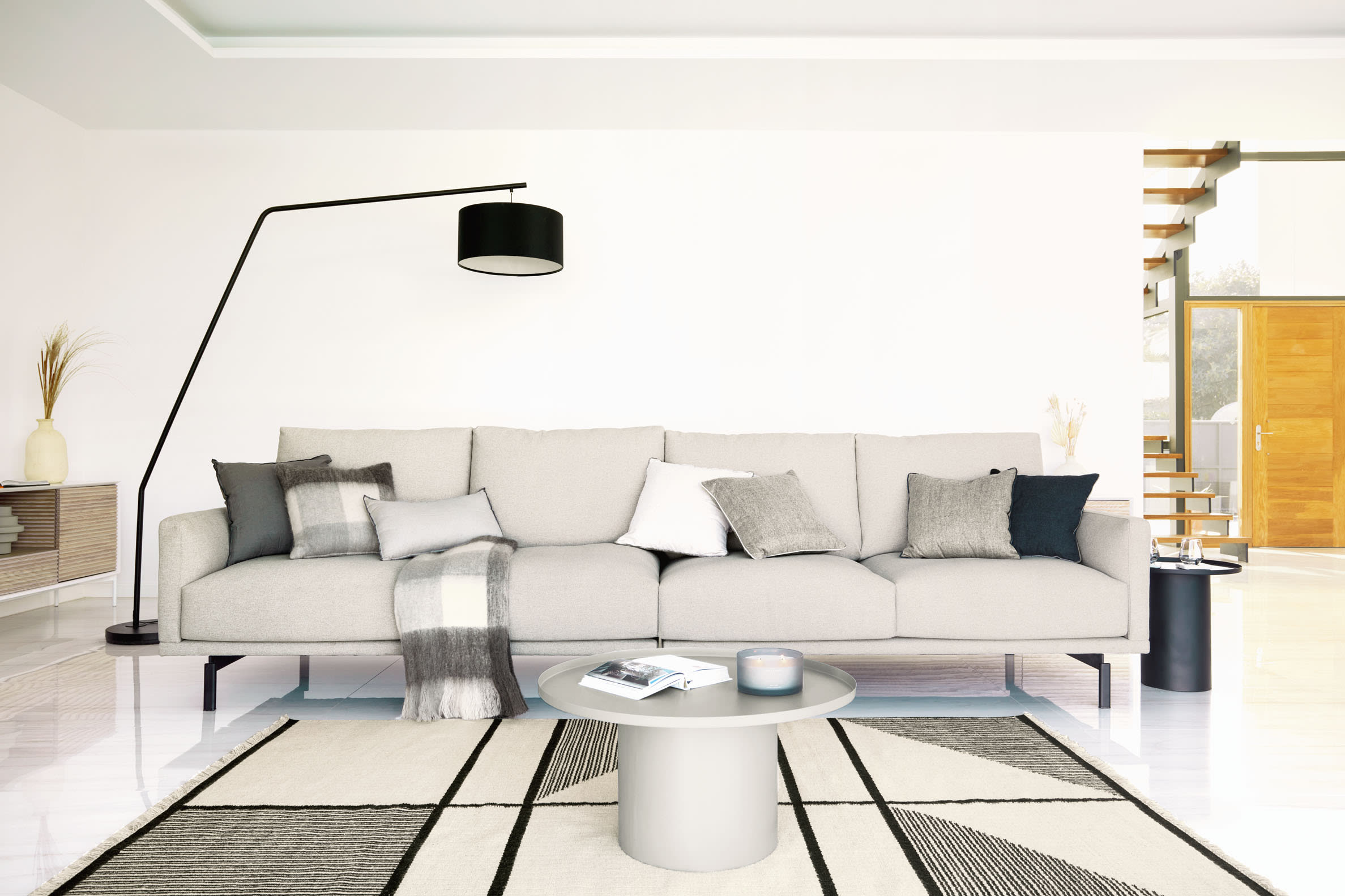 Erleben Sie das Galene 4-Sitzer Sofa in Beige von Kave Home – ein stilvolles Möbelstück, das Komfort, Nachhaltigkeit und zeitloses Design perfekt kombiniert.