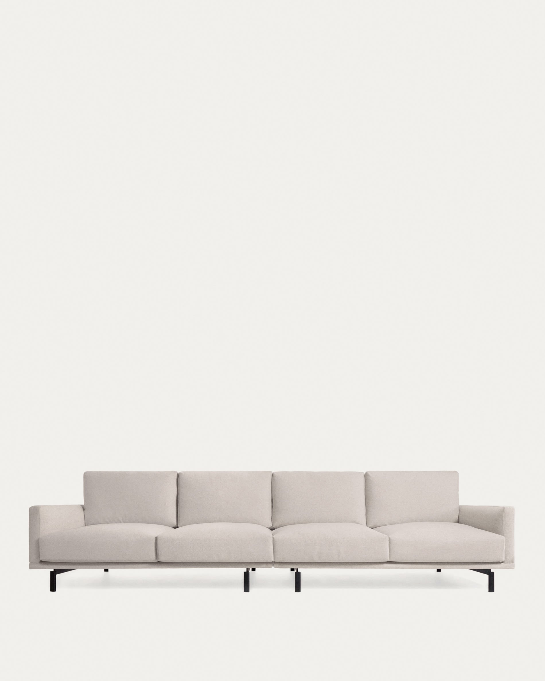 Entdecken Sie das elegante Galene 4-Sitzer Sofa in Beige von Kave Home. Komfort, Nachhaltigkeit und modernes Design vereint in einem 414 cm breiten Möbelstück.