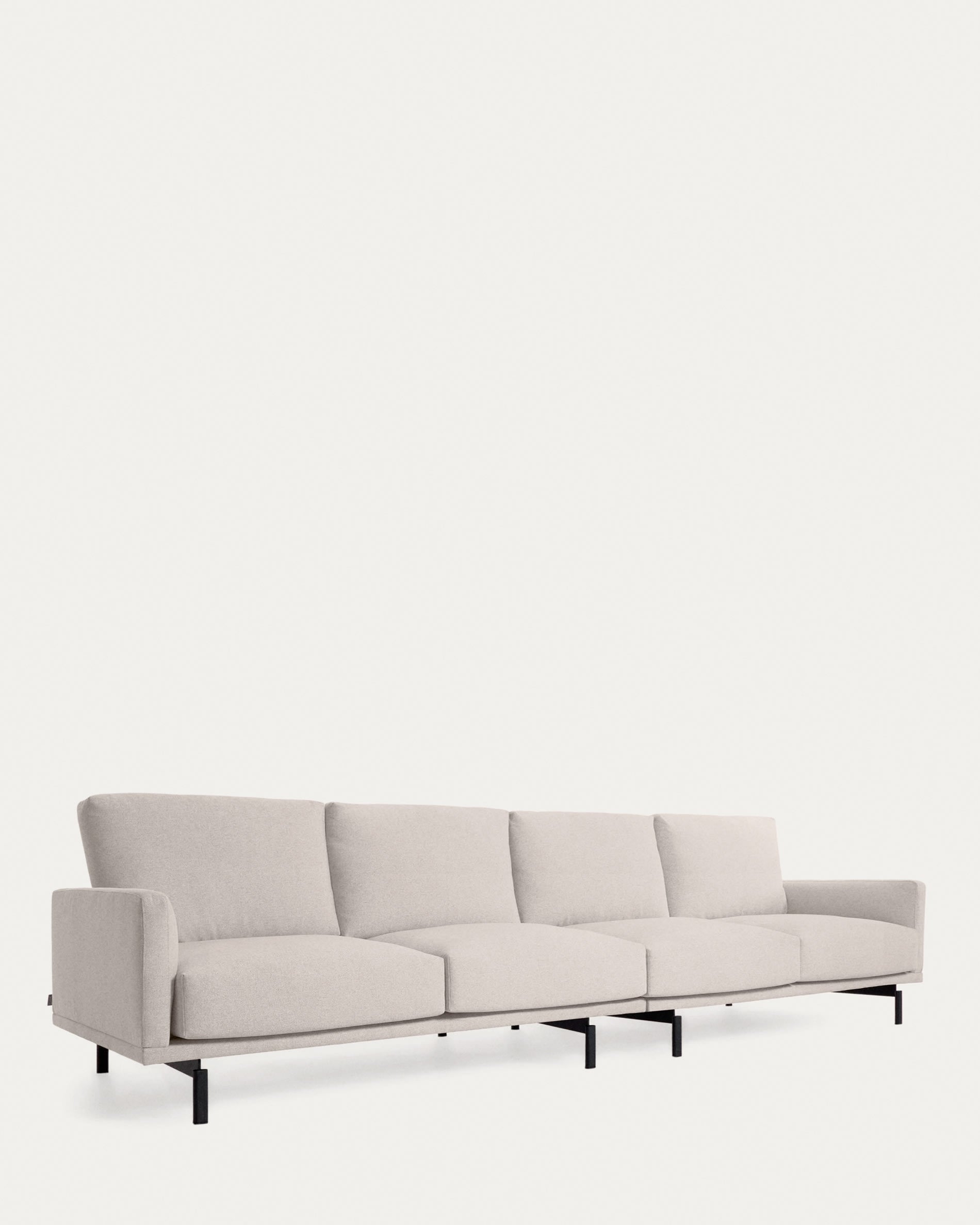 Erleben Sie das stilvolle Galene 4-Sitzer Sofa in Beige von Kave Home. Großzügig, nachhaltig und ideal für entspannte Stunden im Wohnzimmer.
