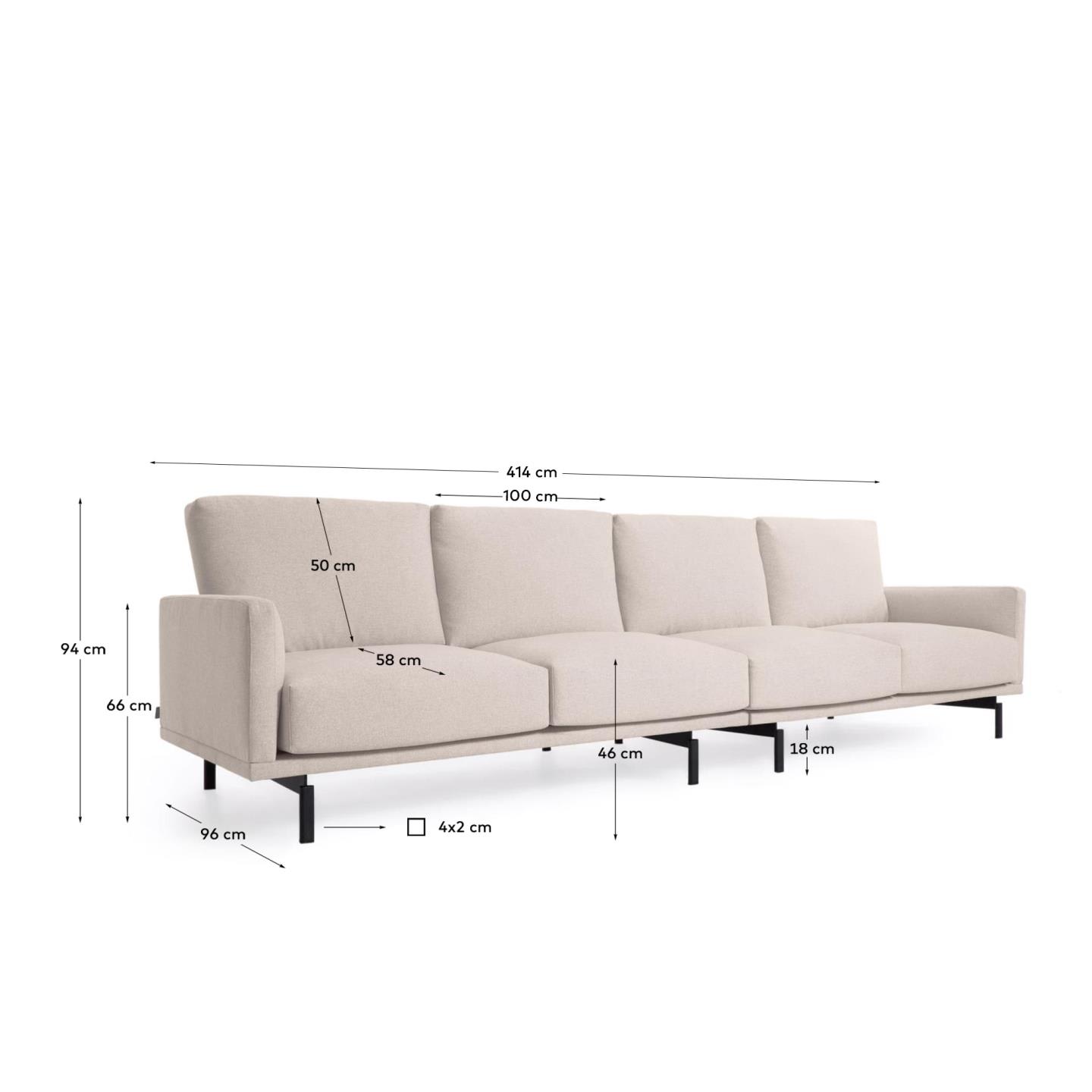 Erleben Sie das stilvolle Galene 4-Sitzer Sofa in Beige von Kave Home. Großzügig, nachhaltig und ideal für entspannte Stunden im Wohnzimmer.