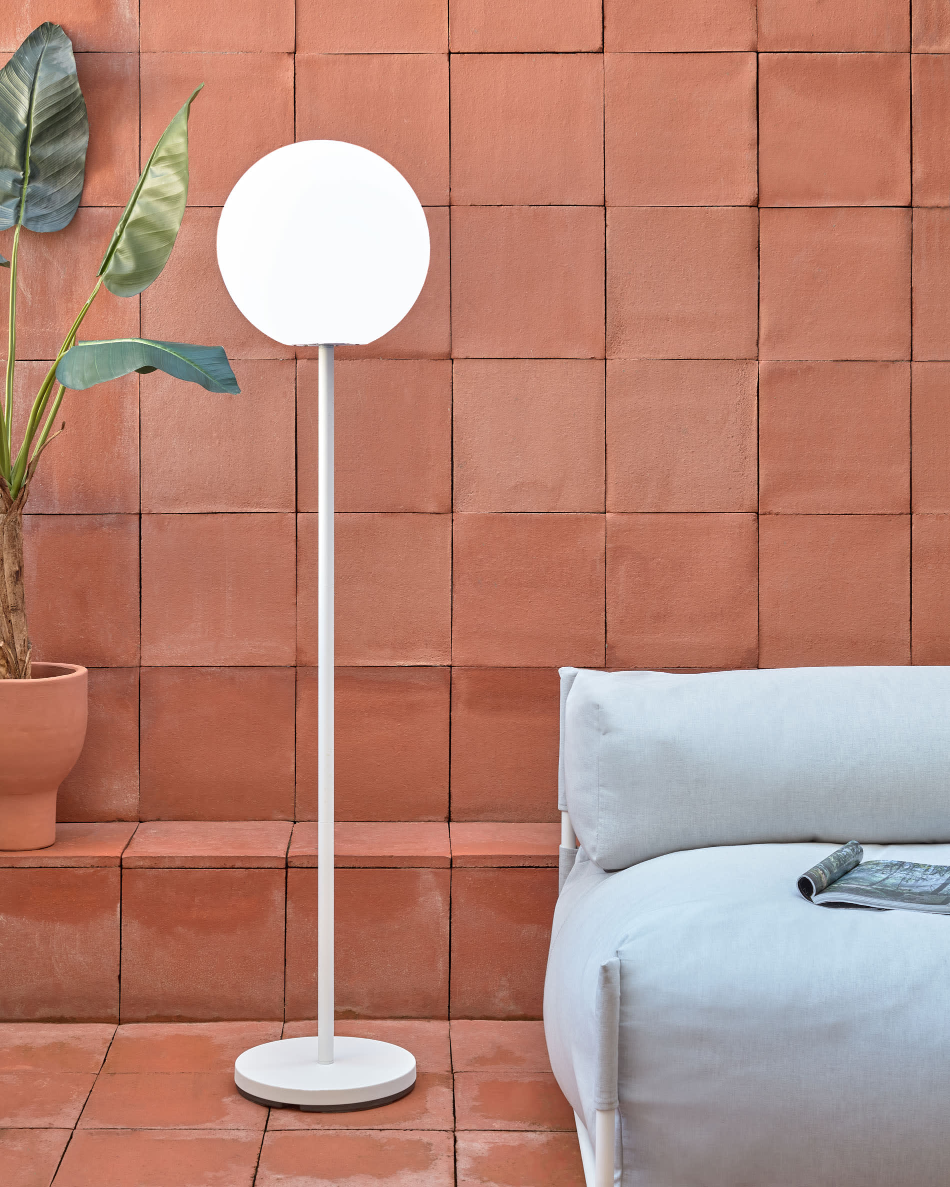 Elegantes Square Pouf Modularsofa in hellgrau mit stabiler Rückenlehne. Ideal für Outdoor-Bereiche, wetterfest und vielseitig kombinierbar.