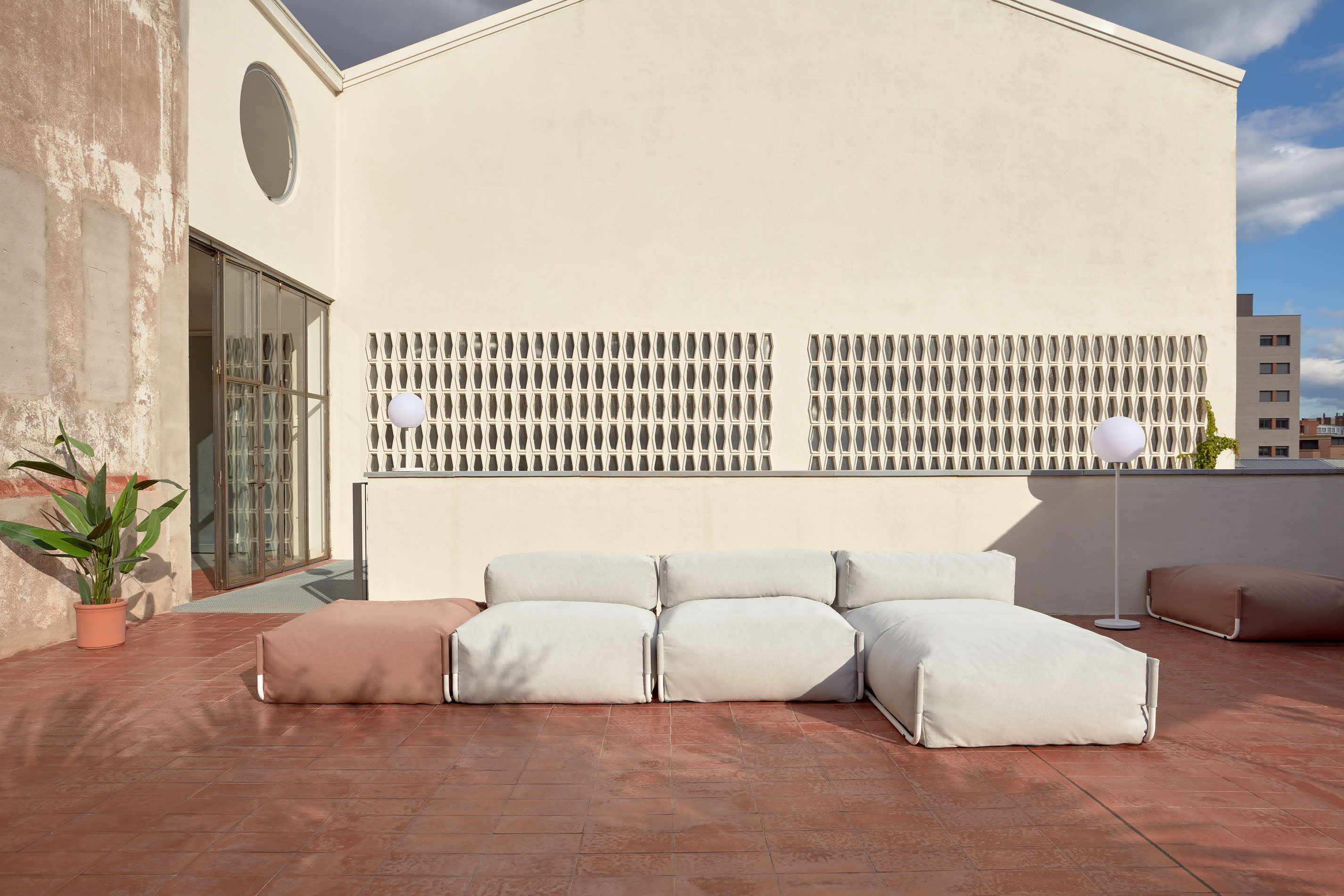 Modulares Outdoor-Sofa in hellgrau mit stabiler Rückenlehne und korrosionsbeständigem Aluminiumrahmen. Ideal für stilvolle Entspannung im Freien.