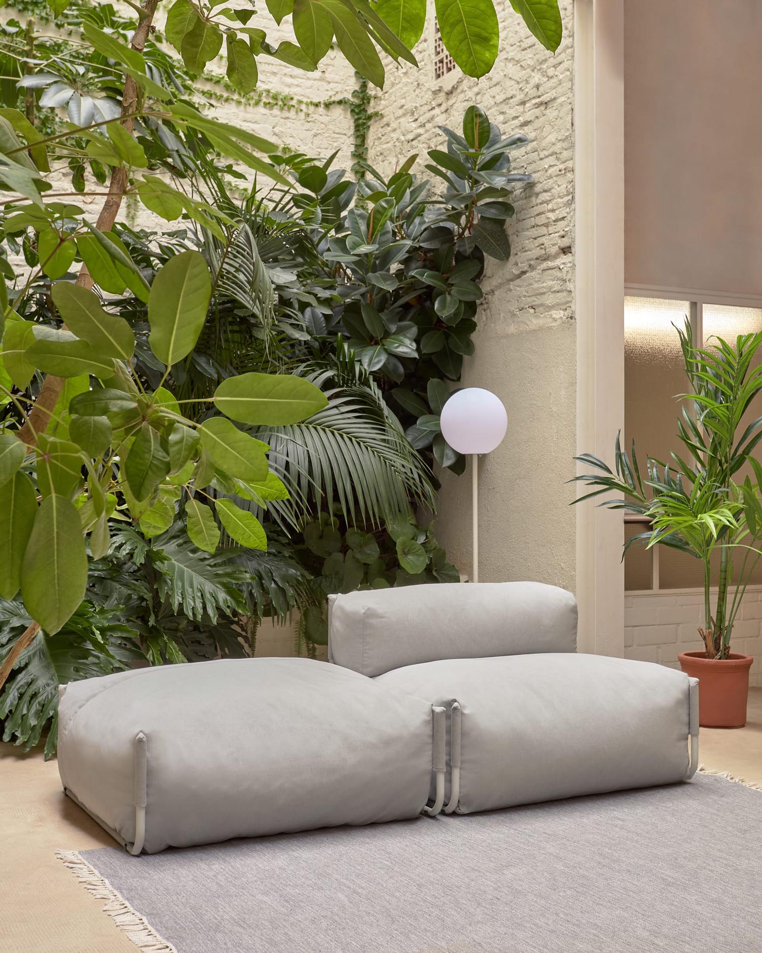 Modulares Outdoor-Pouf in elegantem Hellgrau. Wetterfestes Design mit stabiler Aluminiumkonstruktion für individuellen Komfort im Freien.