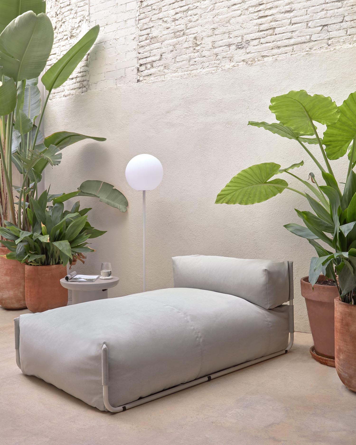 Stylisches Square Pouf Modularsofa in hellgrau mit Rückenlehne. Wetterfestes Aluminiumgestell und pflegeleichter Stoff für perfekten Komfort im Freien.