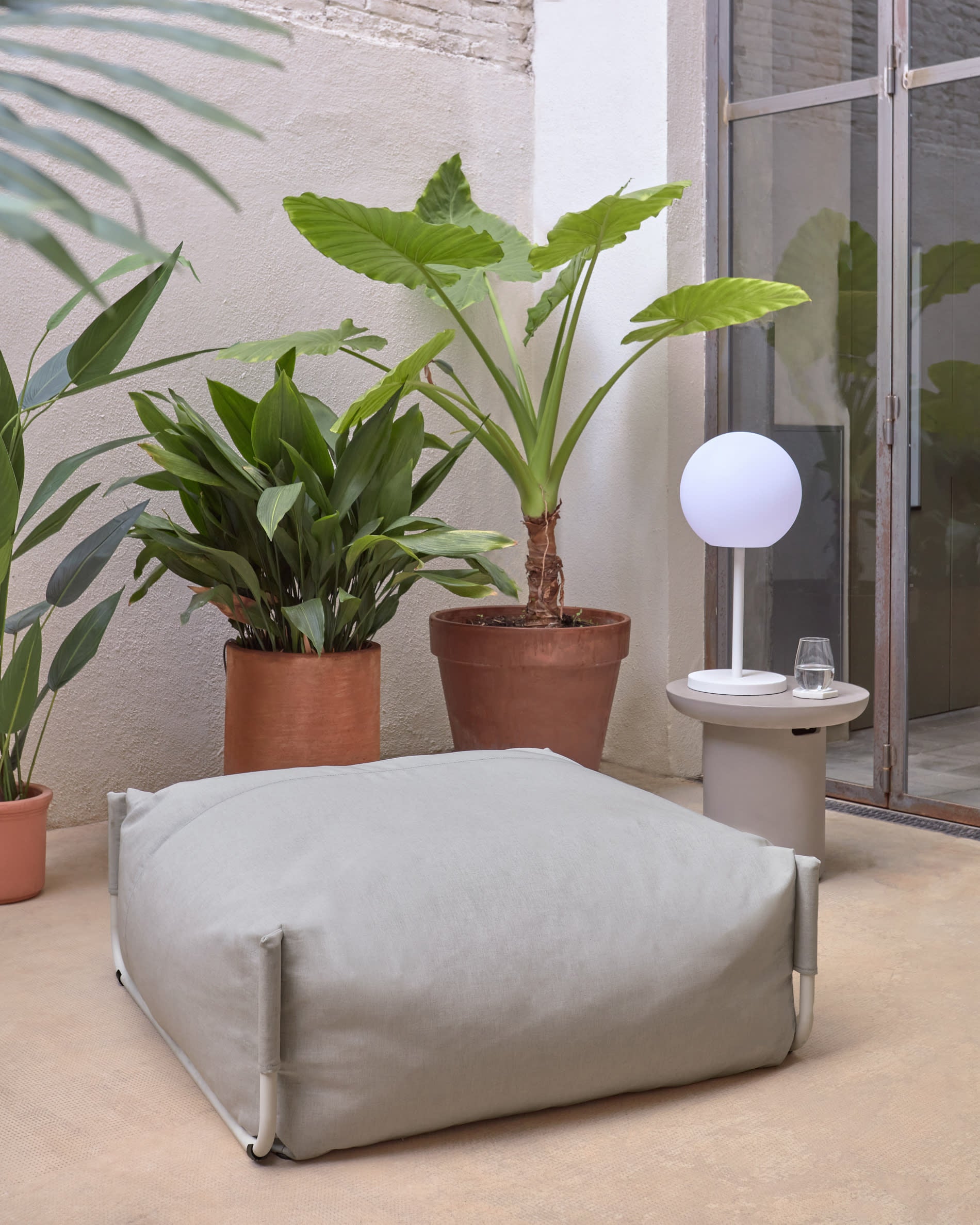 Elegantes Square Pouf Modularsofa in hellgrau mit stabiler Rückenlehne. Ideal für Outdoor-Bereiche, wetterfest und pflegeleicht.