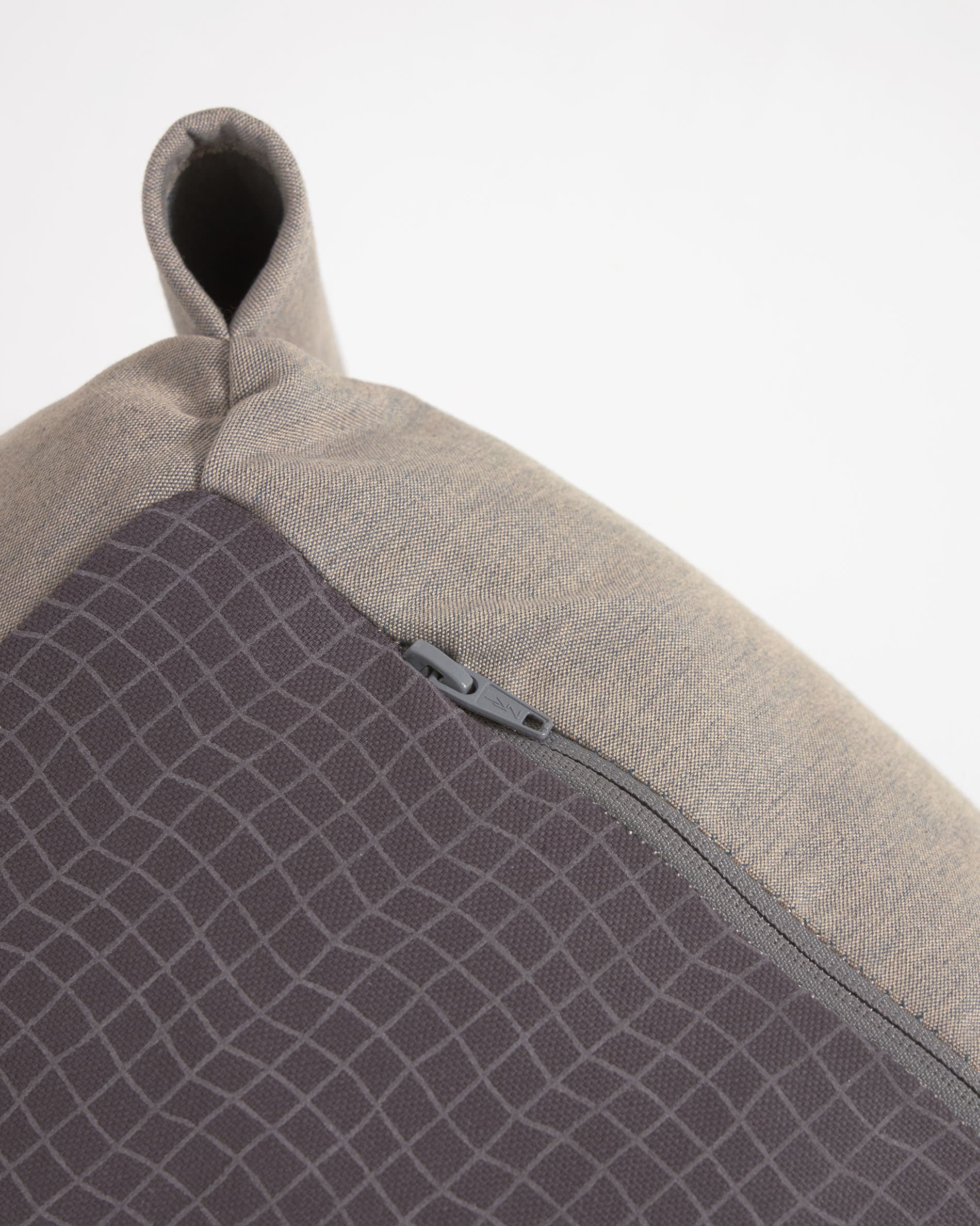 Modulares Outdoor-Pouf mit Rückenlehne in lebhaftem Grün. Perfekt für entspannte Stunden im Freien, 101x101cm, langlebig und pflegeleicht.