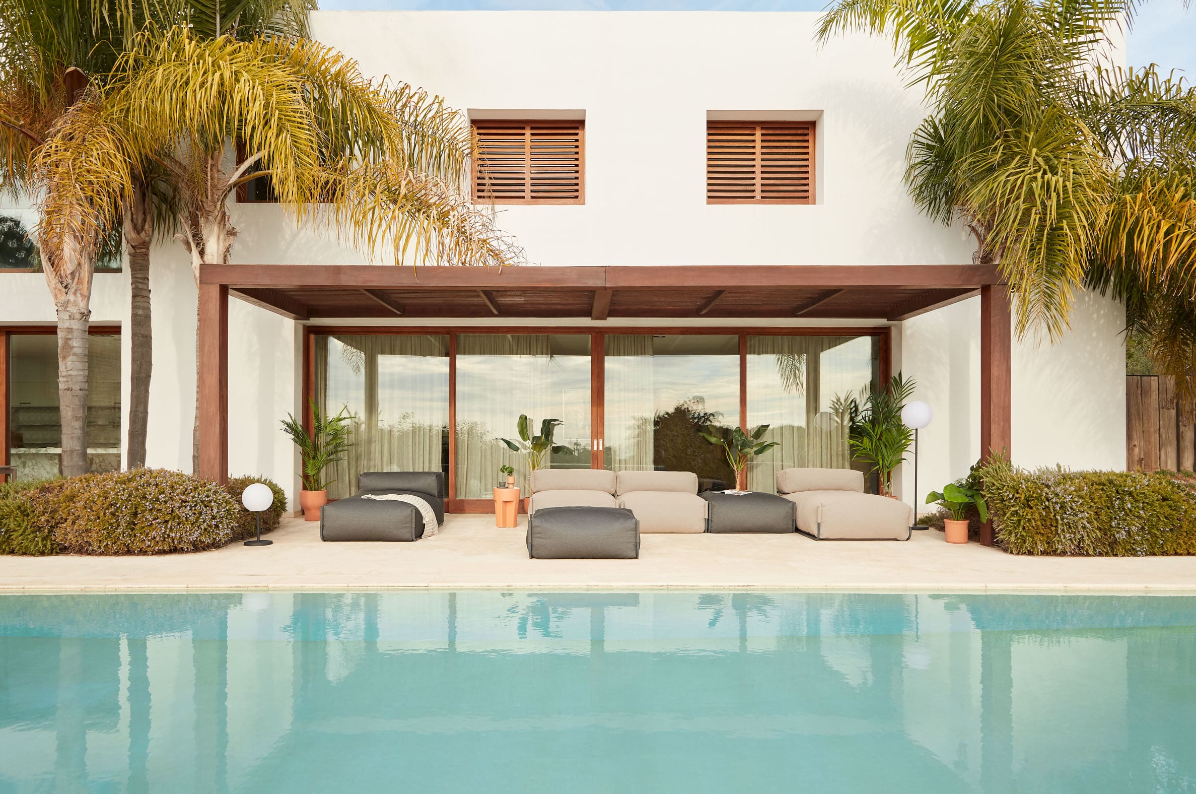 Modulares Outdoor-Pouf in elegantem Grün, wetterfest und mit stabiler Rückenlehne. Perfekt für Garten und Terrasse, 101x101cm.