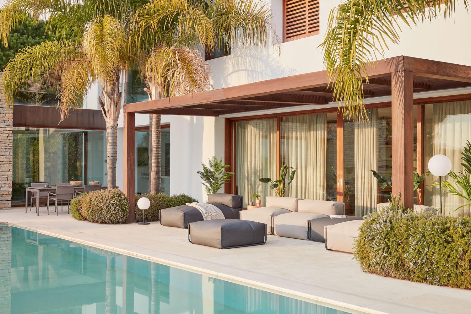 Stylisches Outdoor-Pouf in frischem Grün, wetterbeständig und mit komfortabler Rückenlehne. Ideal für entspannte Stunden im Freien, 101x101cm.