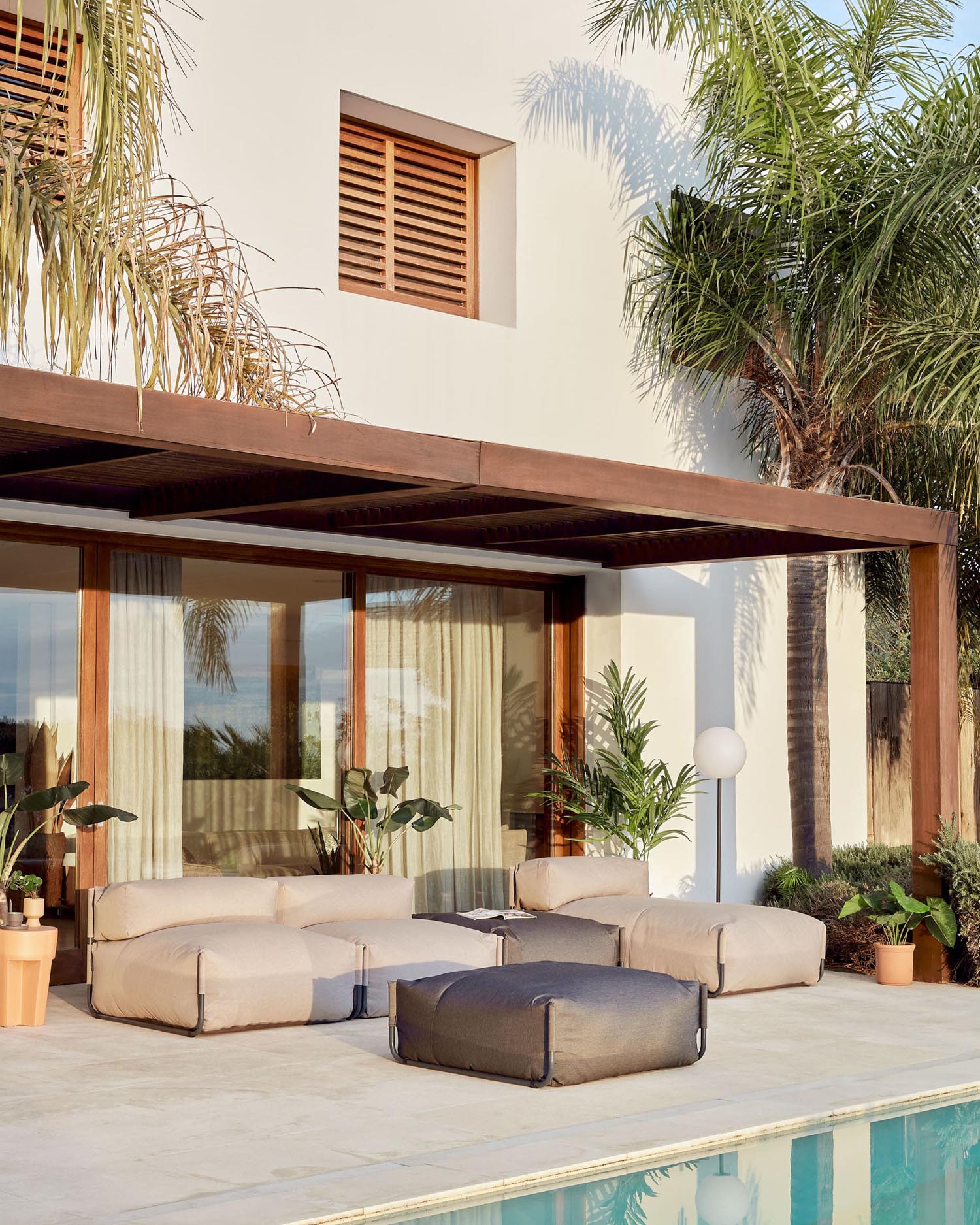 Stylisches Outdoor-Pouf mit Rückenlehne in frischem Grün. Ideal für Garten und Terrasse, 101x101cm, robust und wetterbeständig.