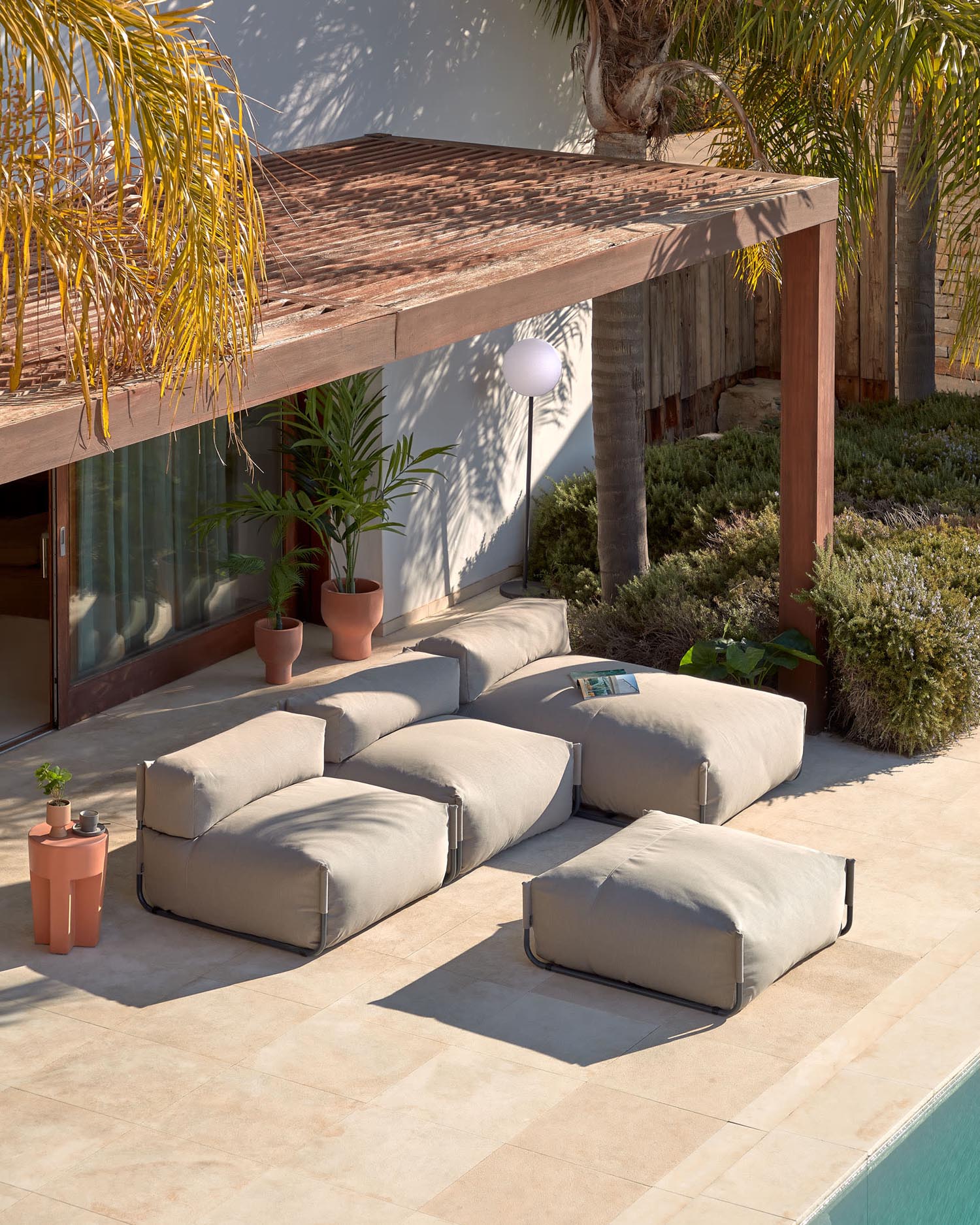 Stylisches Outdoor-Modularsofa mit Rückenlehne in frischem Grün. Ideal für Garten und Terrasse, 101x101cm, robust und wetterfest.