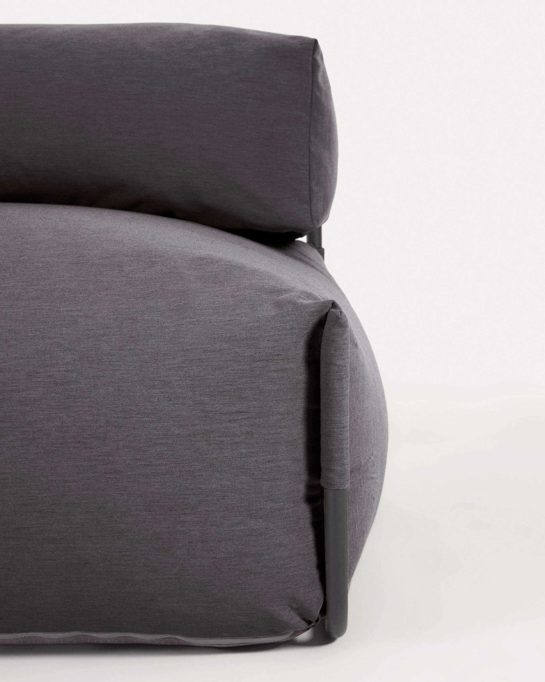 Elegantes, wetterfestes Outdoor-Pouf in Dunkelgrau mit ergonomischer Rückenlehne. Ideal für stilvolle Entspannung im Freien auf Terrasse oder Balkon.