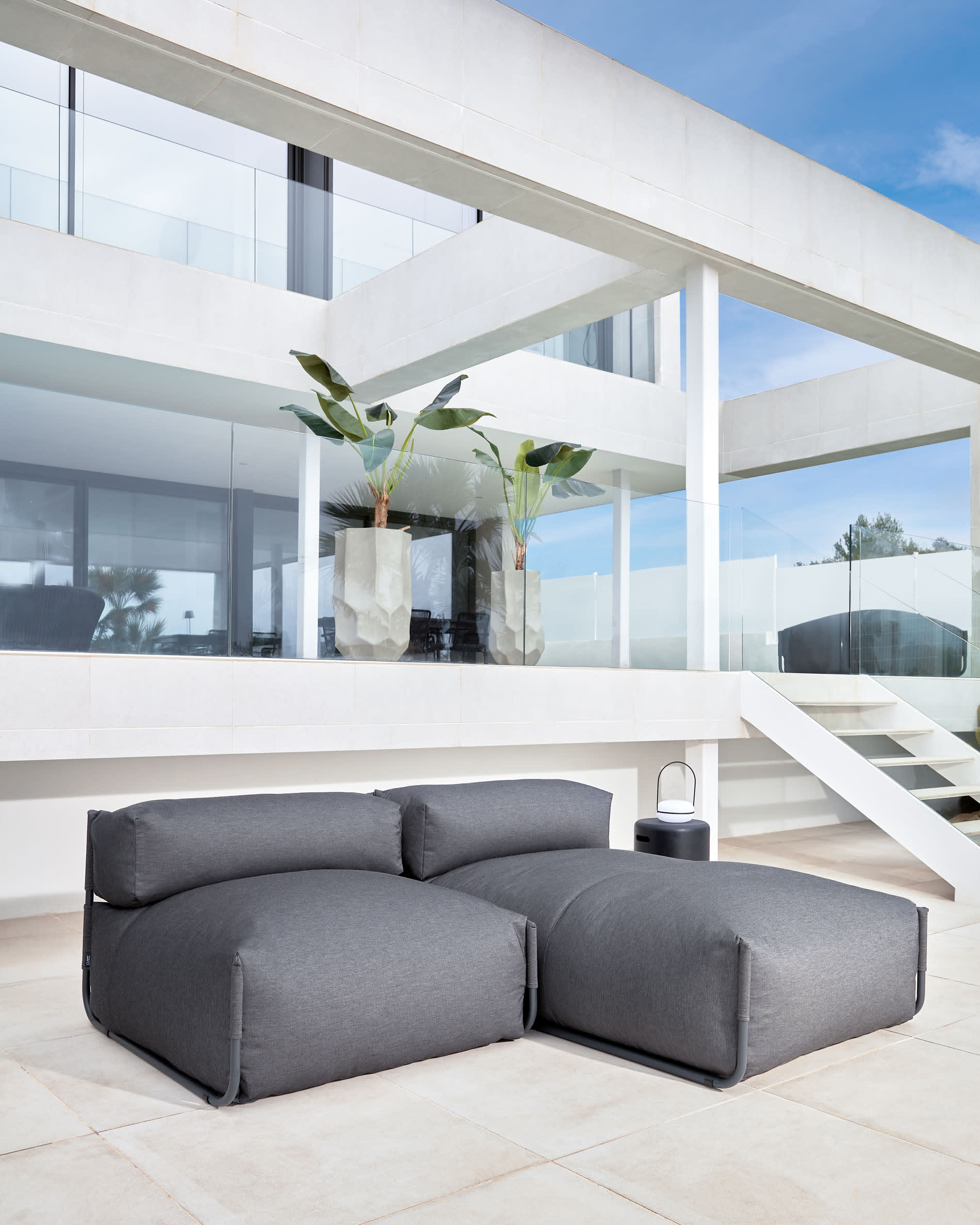 Stilvolles Outdoor-Modularsofa in Dunkelgrau mit ergonomischer Rückenlehne. Perfekt für entspannte Momente auf Terrasse, Balkon oder im Garten.