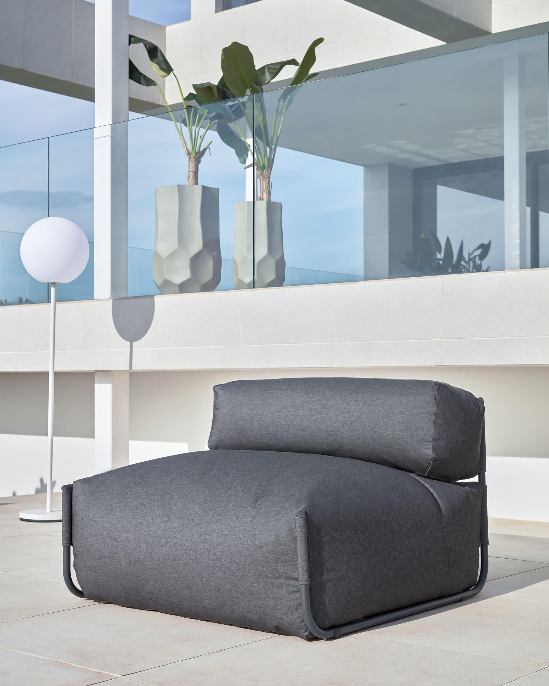 Modulares Outdoor-Sofa in Dunkelgrau mit ergonomischer Rückenlehne. Wetterfest und elegant, perfekt für Terrasse und Garten.