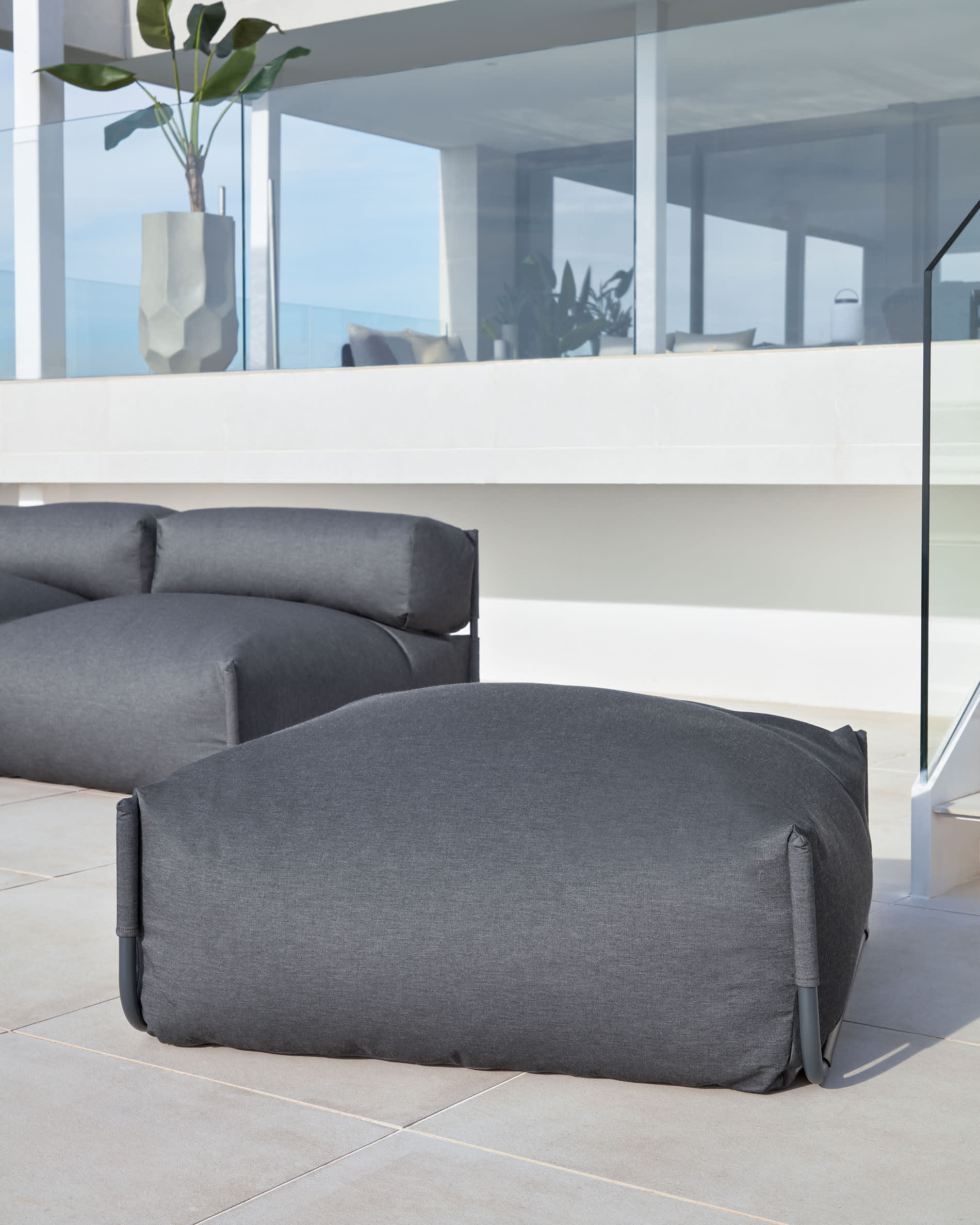Stylisches Outdoor-Pouf in Dunkelgrau mit stabiler Rückenlehne. Wetterfestes Aluminiumgestell, ideal für Garten und Balkon. Entspannen Sie stilvoll!