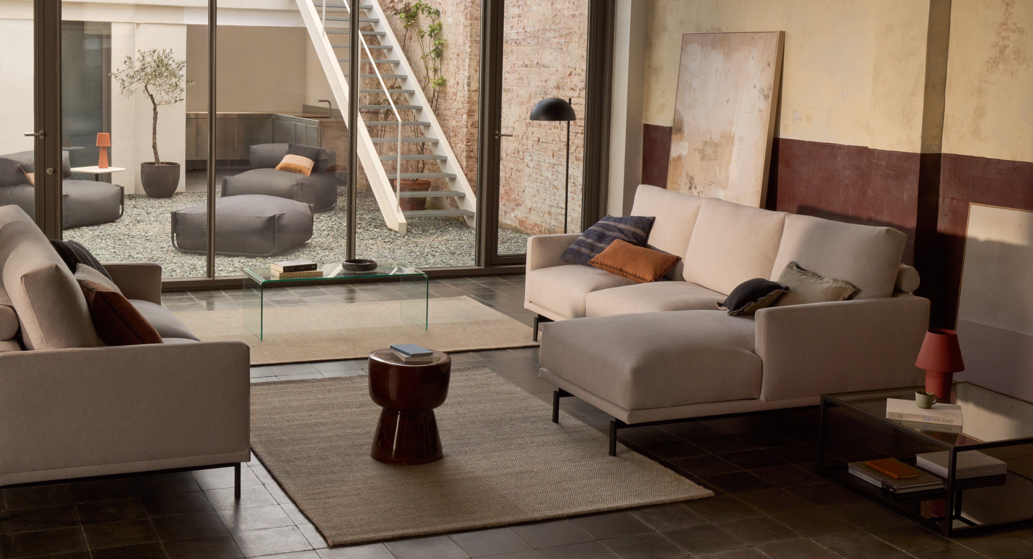 Stylisches Outdoor-Pouf in Dunkelgrau mit Rückenlehne. Wetterfester Stoff und robustes Aluminiumgestell für komfortable Momente im Freien.