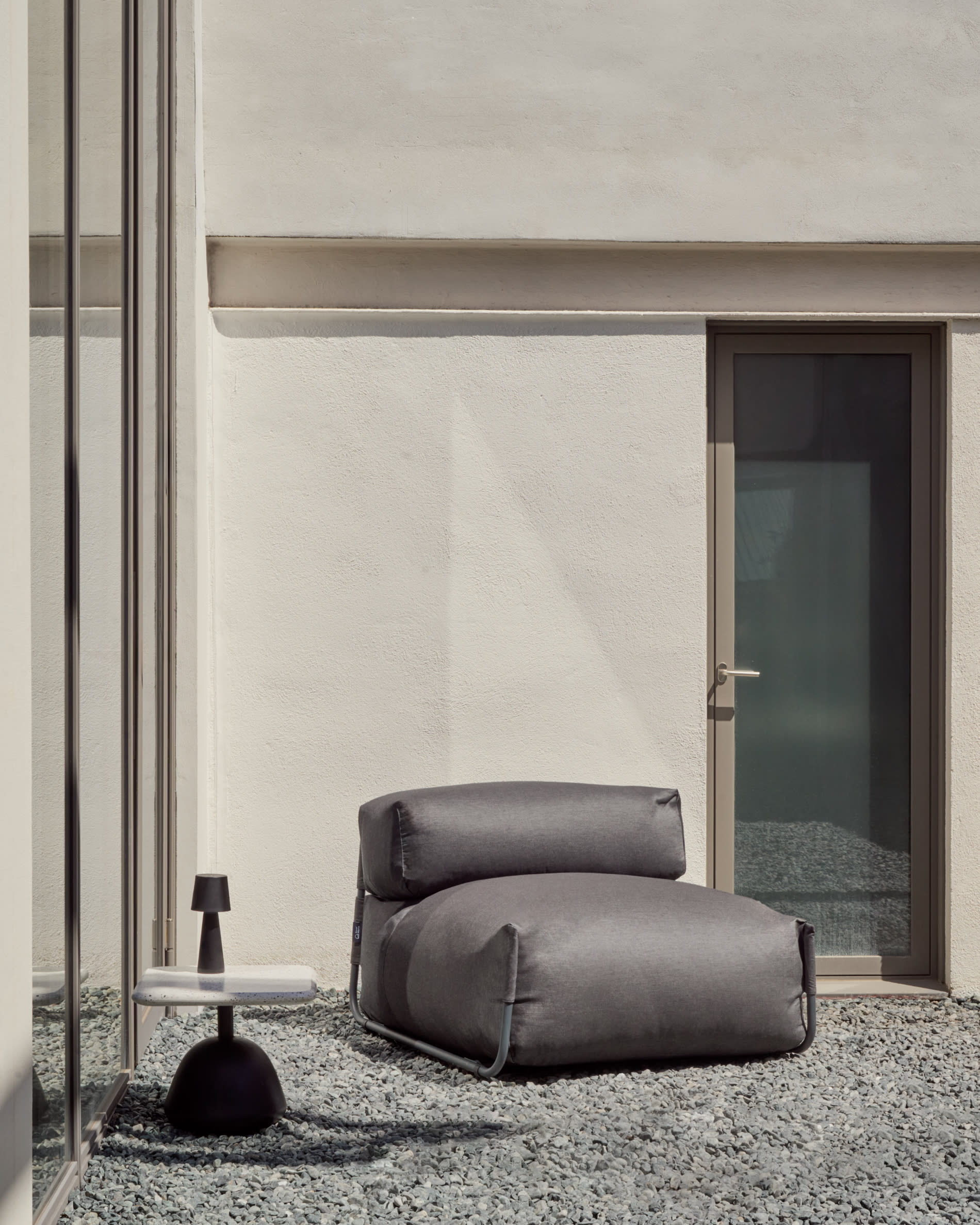 Elegantes Outdoor-Pouf in Dunkelgrau mit ergonomischer Rückenlehne. Wetterfest und langlebig, ideal für entspannte Stunden im Freien.